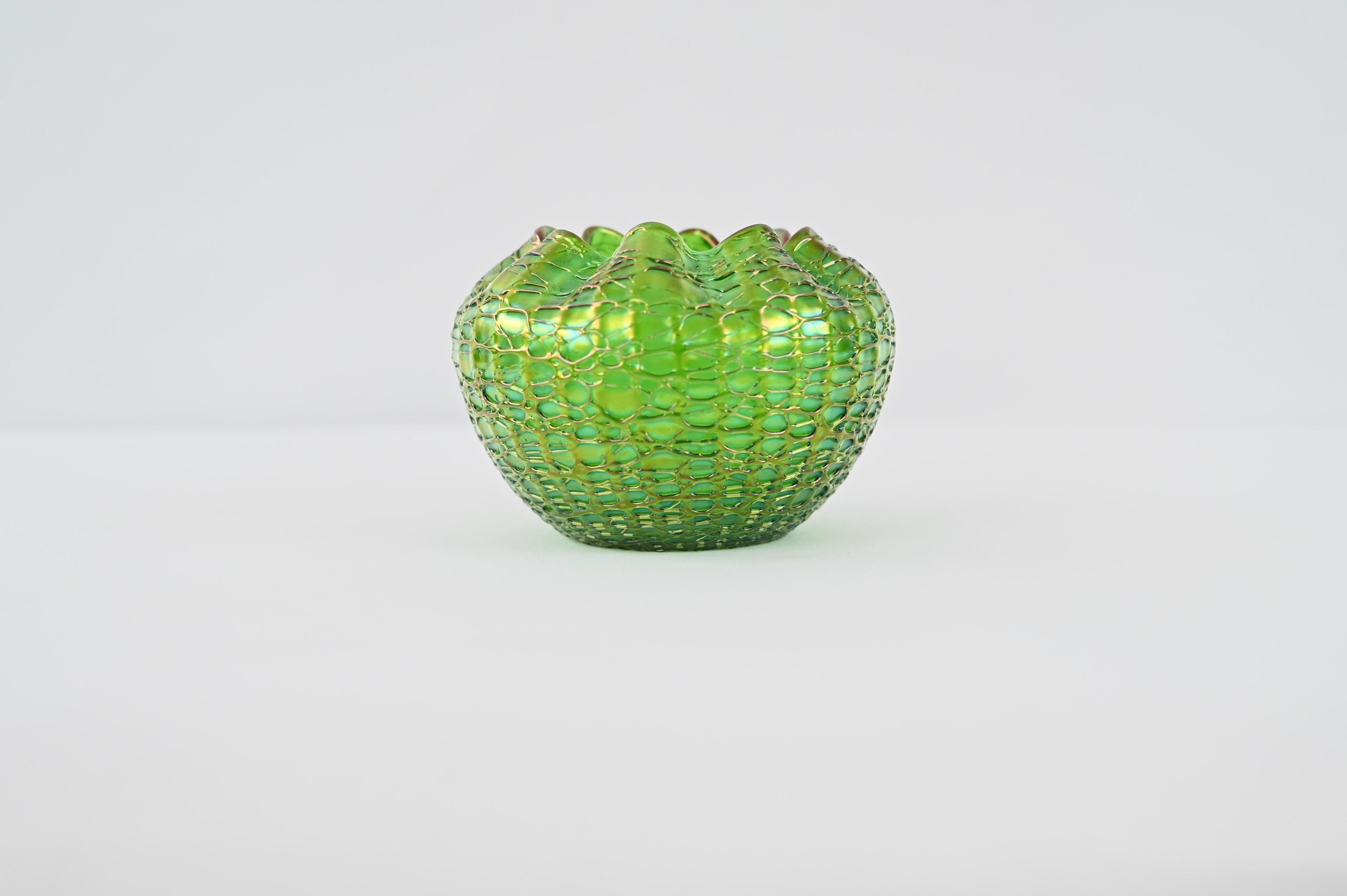 Una splendida ciotola in vetro artistico Loetz Green decorata con inclusioni dorate. Il produttore di vetro Loetz Glass dopo il grande successo ottenuto all'Esposizione Universale di Parigi nel 1900. Nel creare le varianti di decorazione, il