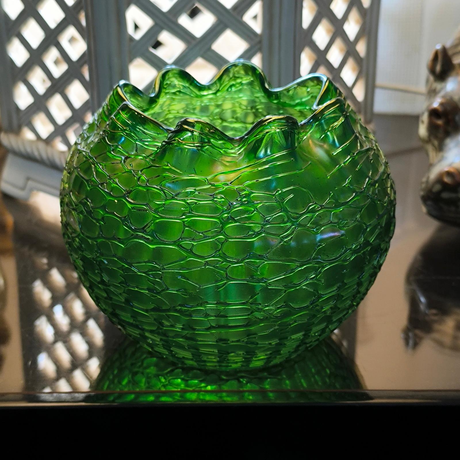 A vase, Johann Lötz Witwe, Klostermühle, c. 1900
Decoration: Crete chiné (1896/97); green underlaid glass; pre-blown into a multi-piece ribbed mold; mold-blown; wrapped in an irregular mesh of green glass threads; reduced and with iridescence; ball