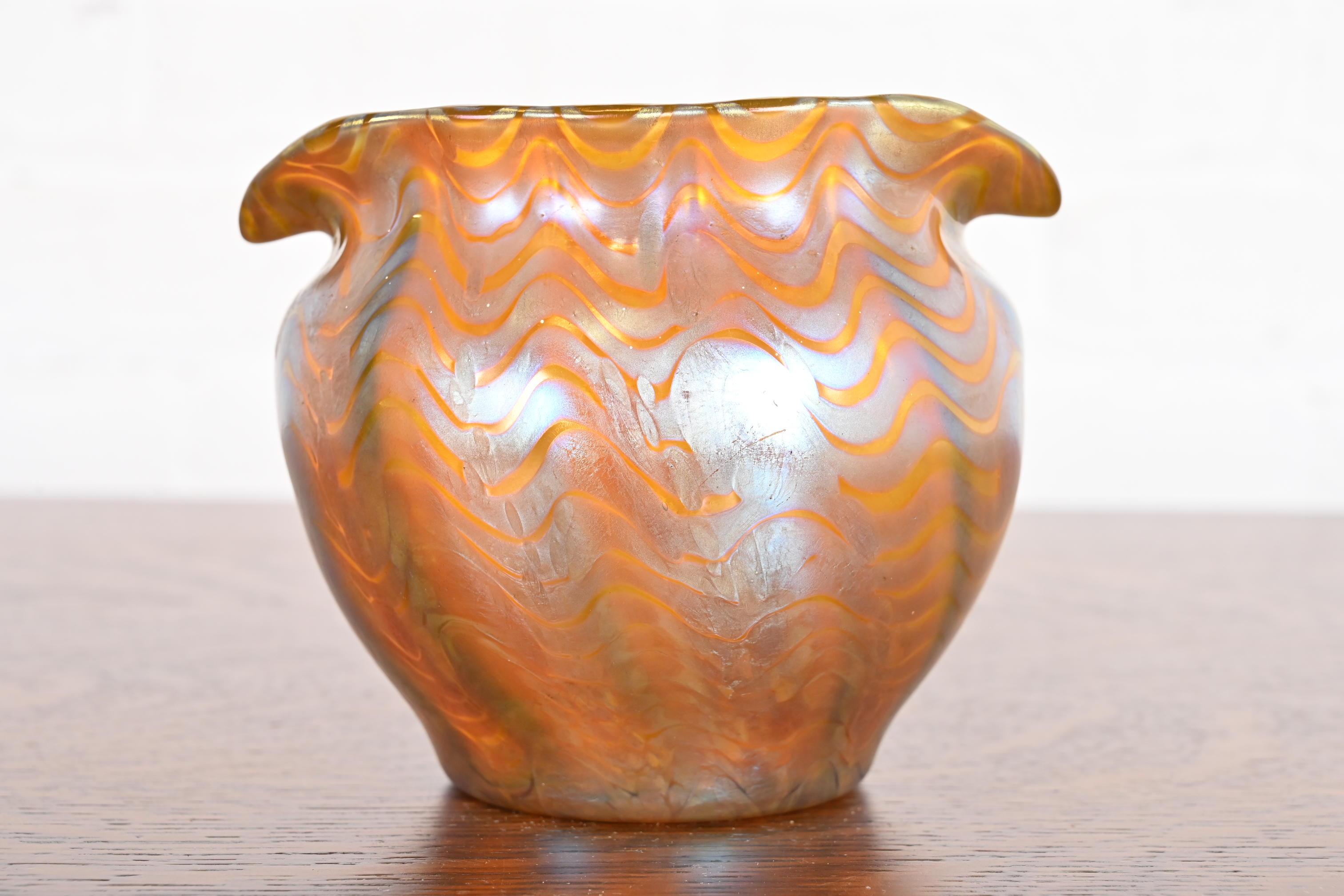 Eine wunderschöne Art Nouveau Periode Phenomenon Gre Kreta schillernde Kunstglasvase mit ausgestelltem Rand

Von Loetz

Österreich, um 1900

Maße: 5,88 