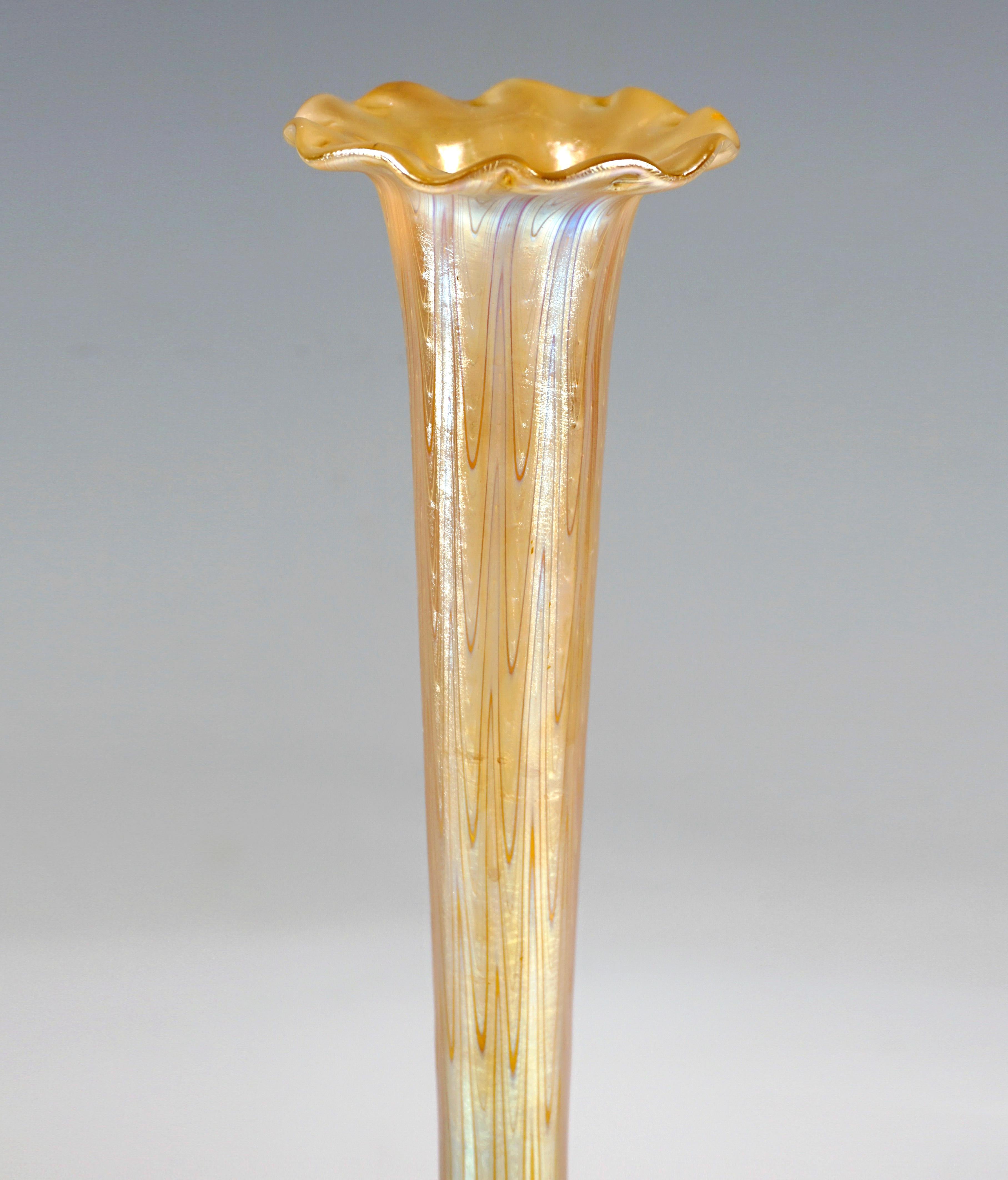 Vase en verre Art nouveau de Bohème :
Corps en forme de disque soufflé sur un support affleurant, col surélevé, élancé, en forme de trompette, s'élargissant, bord de l'embouchure aplati, 10 fois en forme de vague, base légèrement concave incurvée