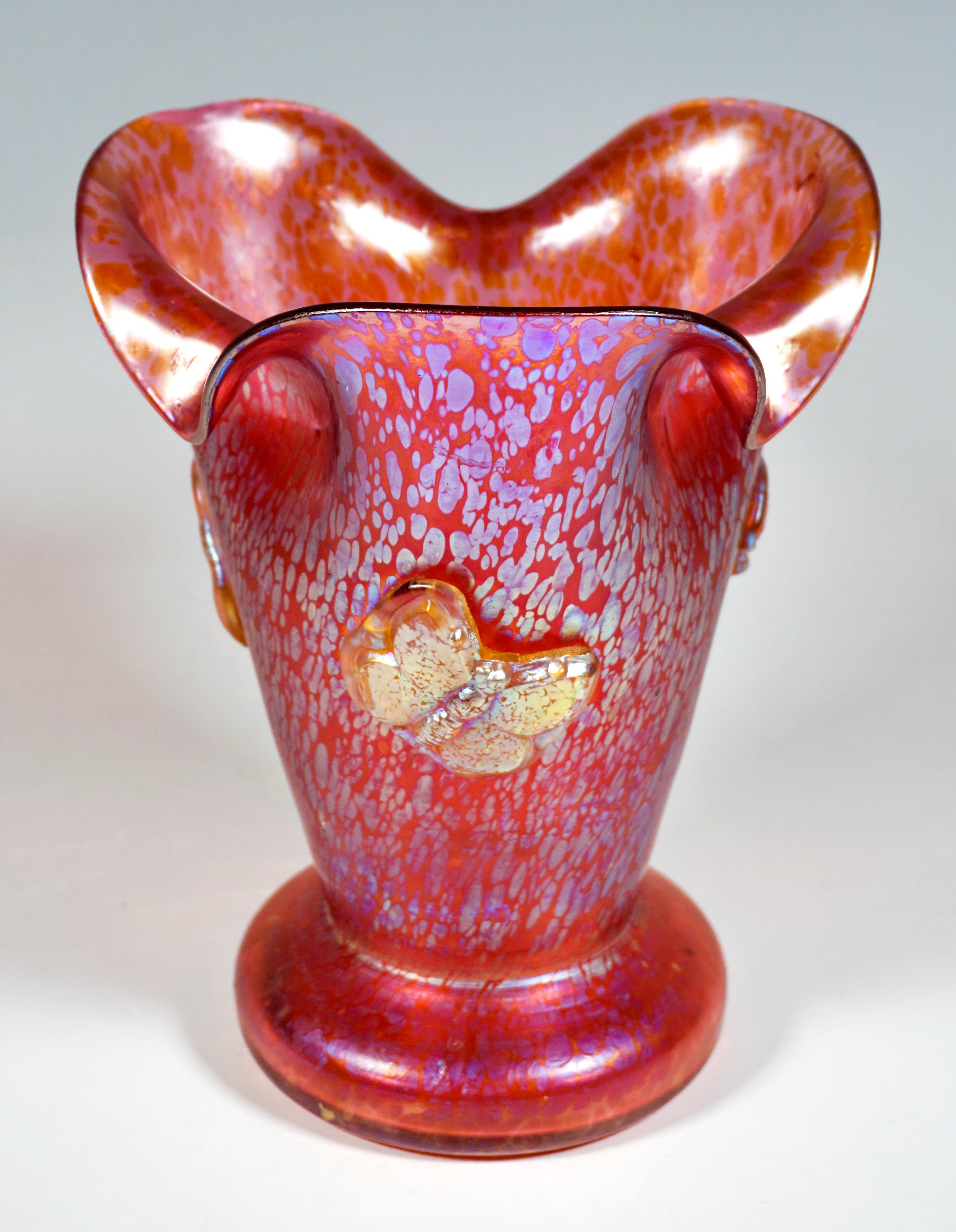 Loetz Art Nouveau Vase Camelia Red Papillon With Applied Butterflies, ca 1900 In Good Condition For Sale In Vienna, AT