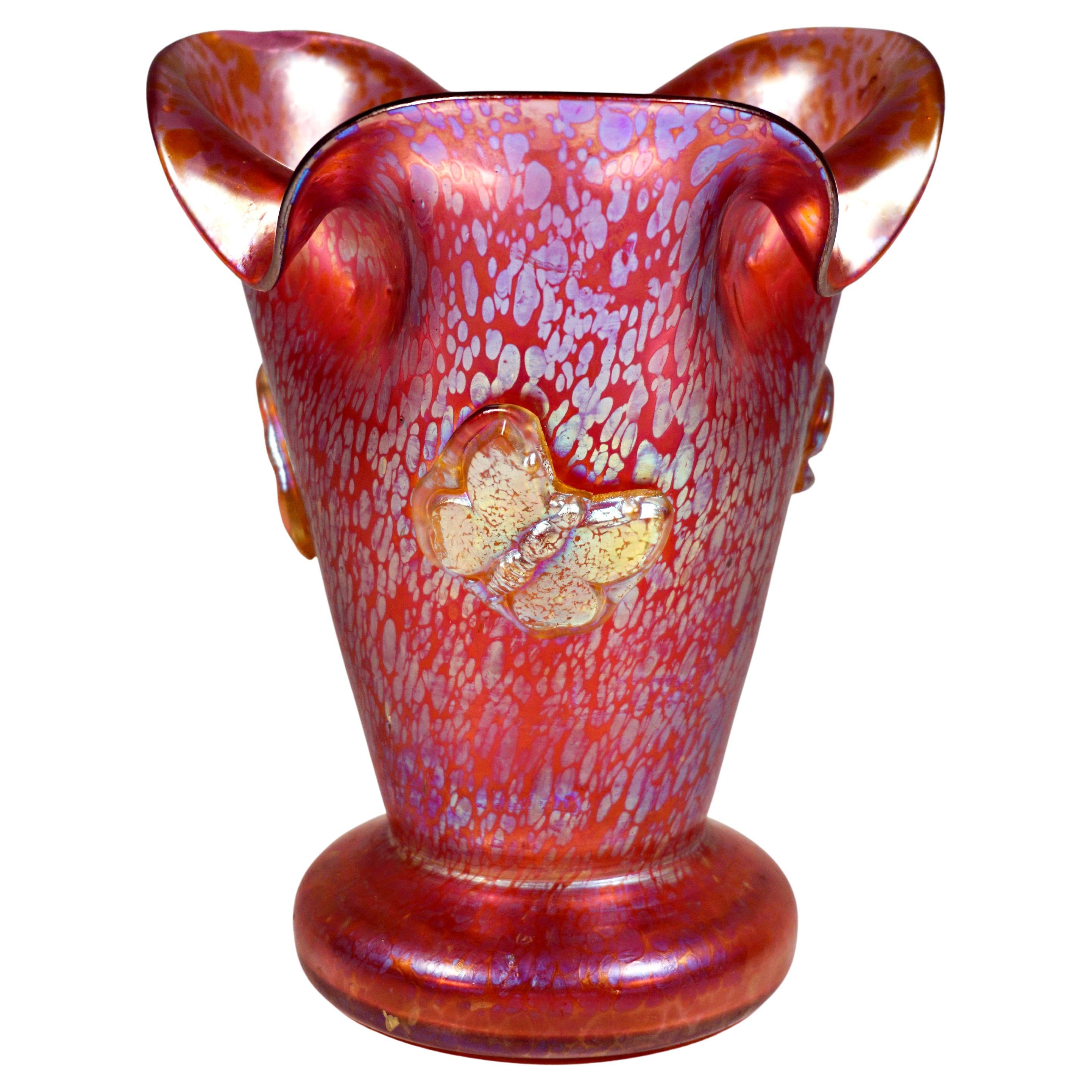 Loetz - Vase Art Nouveau - Papillon rouge camélia avec papillons appliqués, vers 1900