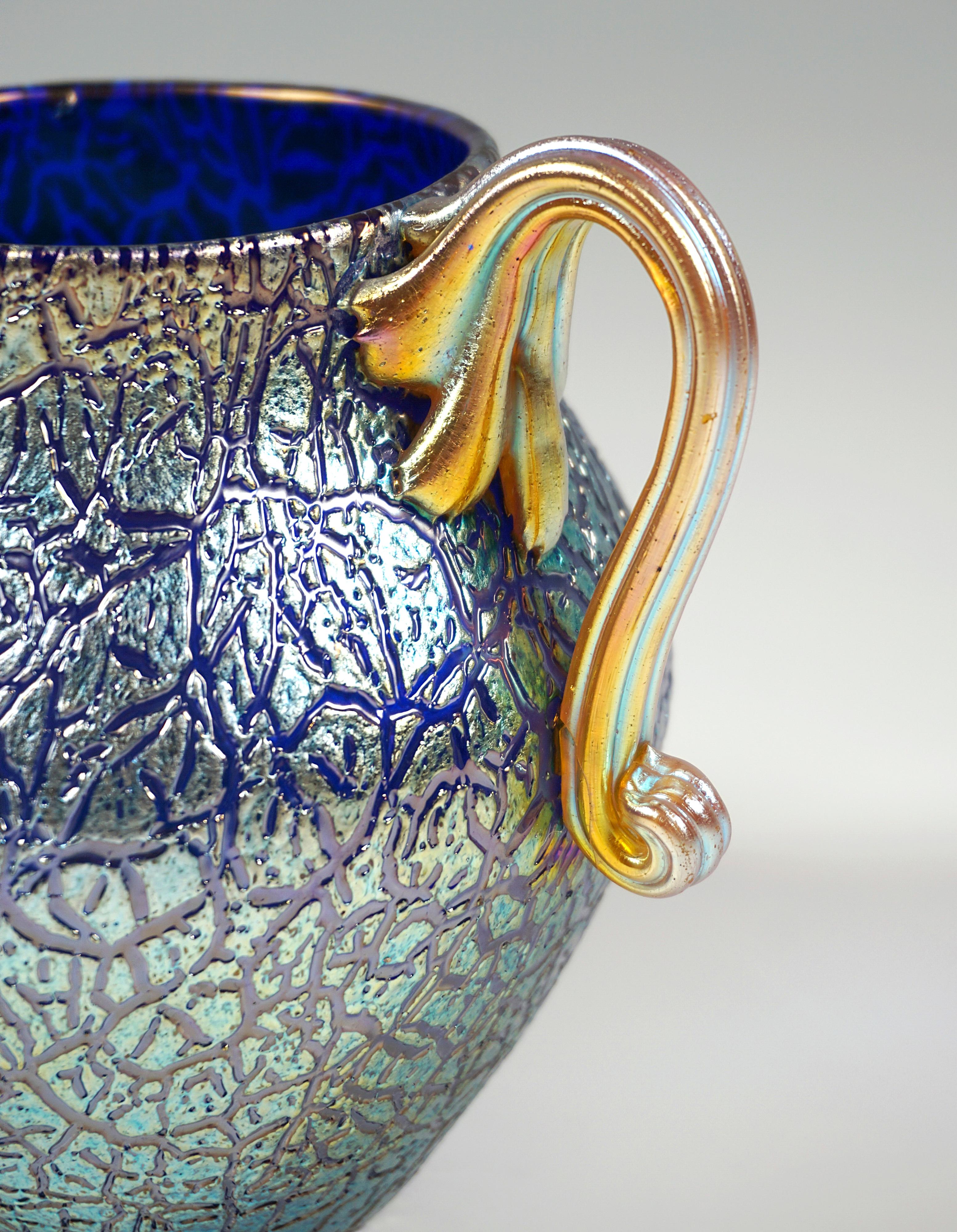 Fait main Vase Loetz Art Nouveau Cobalt Mimosa avec 2 anses, Autriche-Hongrie, vers 1909 en vente