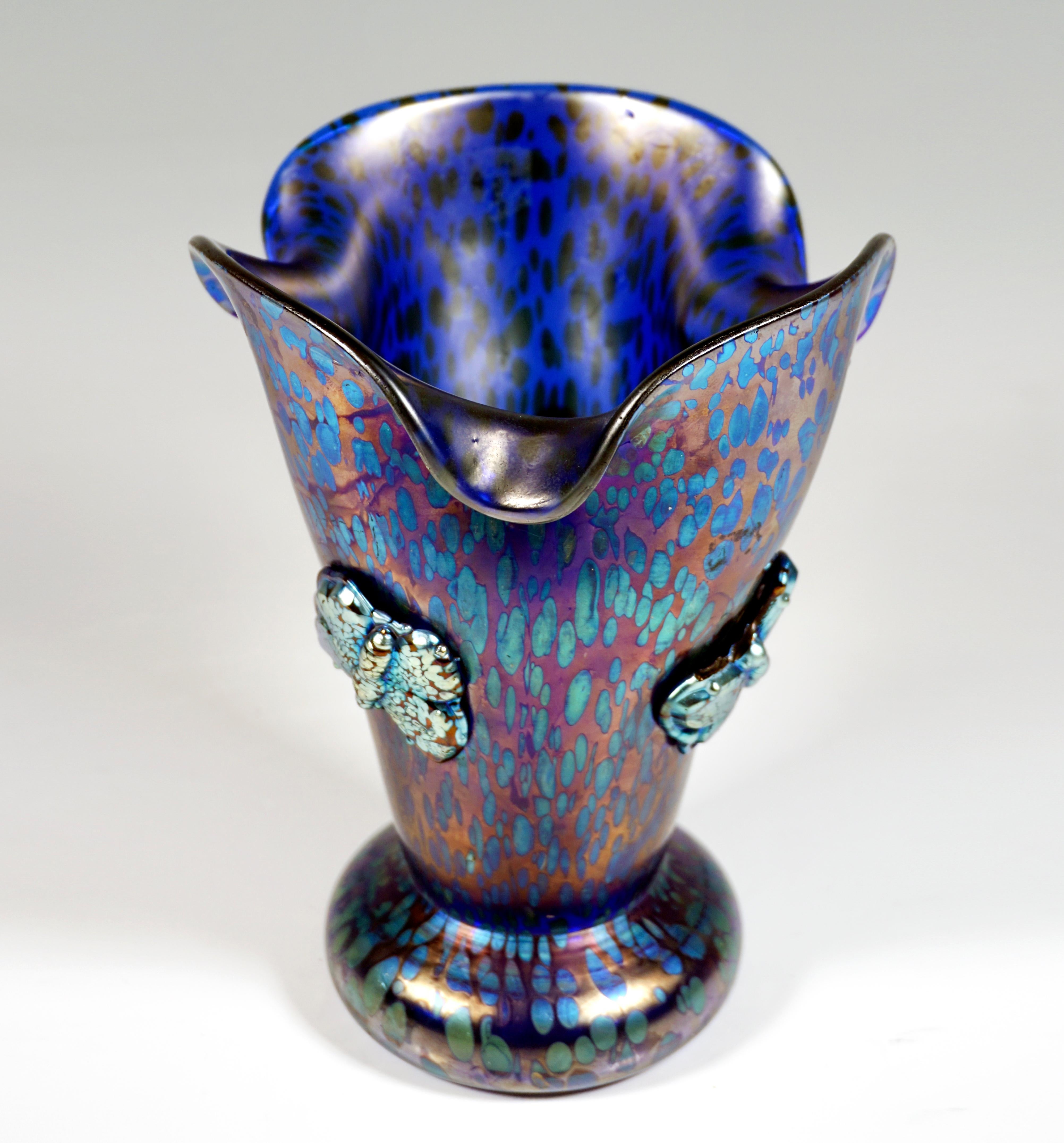 Art nouveau Loetz Vase Art Nouveau Papillon cobalt avec papillons appliqués, vers 1900 en vente