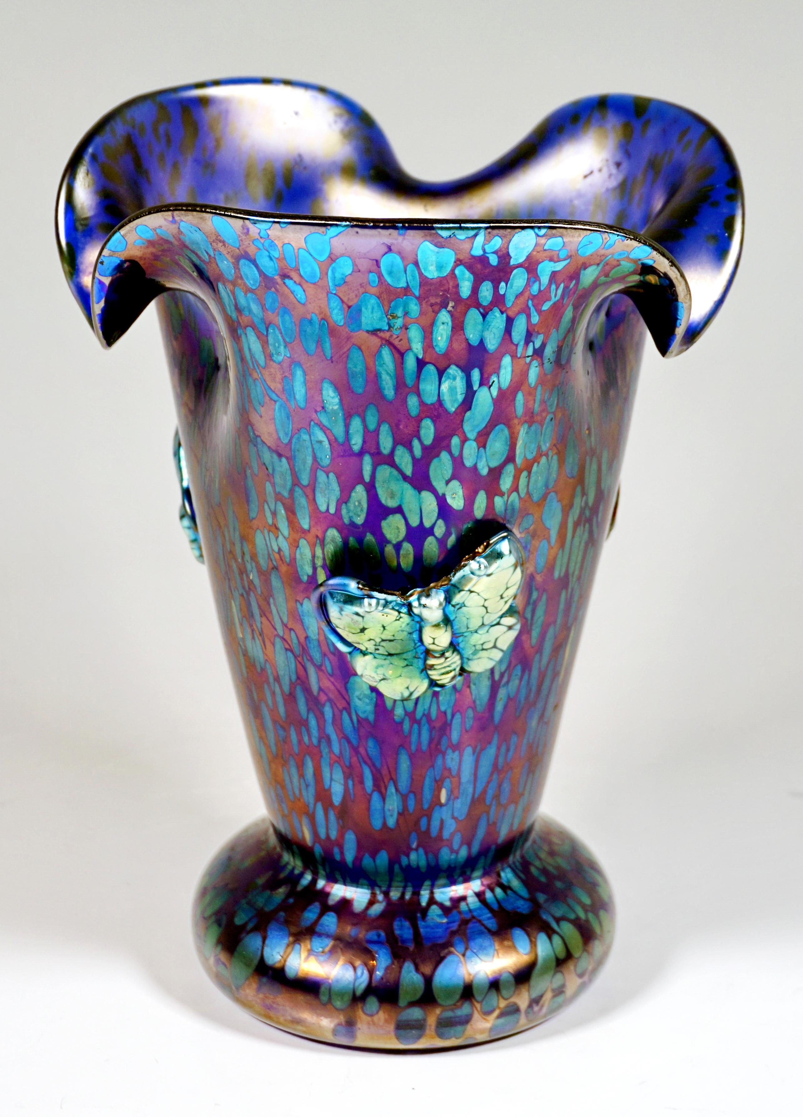 Autrichien Loetz Vase Art Nouveau Papillon cobalt avec papillons appliqués, vers 1900 en vente