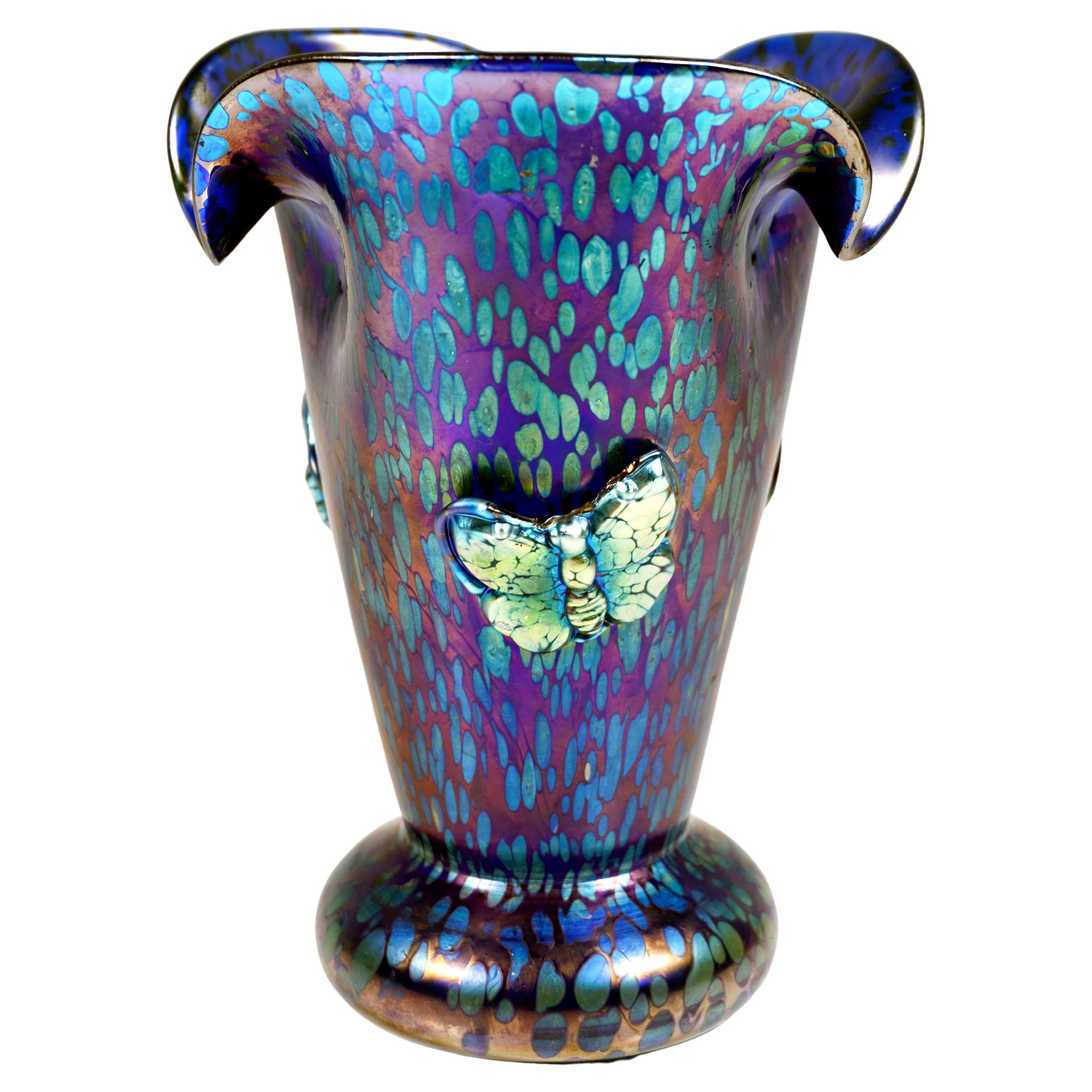 Loetz, Jugendstil-Vase, kobaltfarbener Papillon mit applizierten Schmetterlingen, um 1900