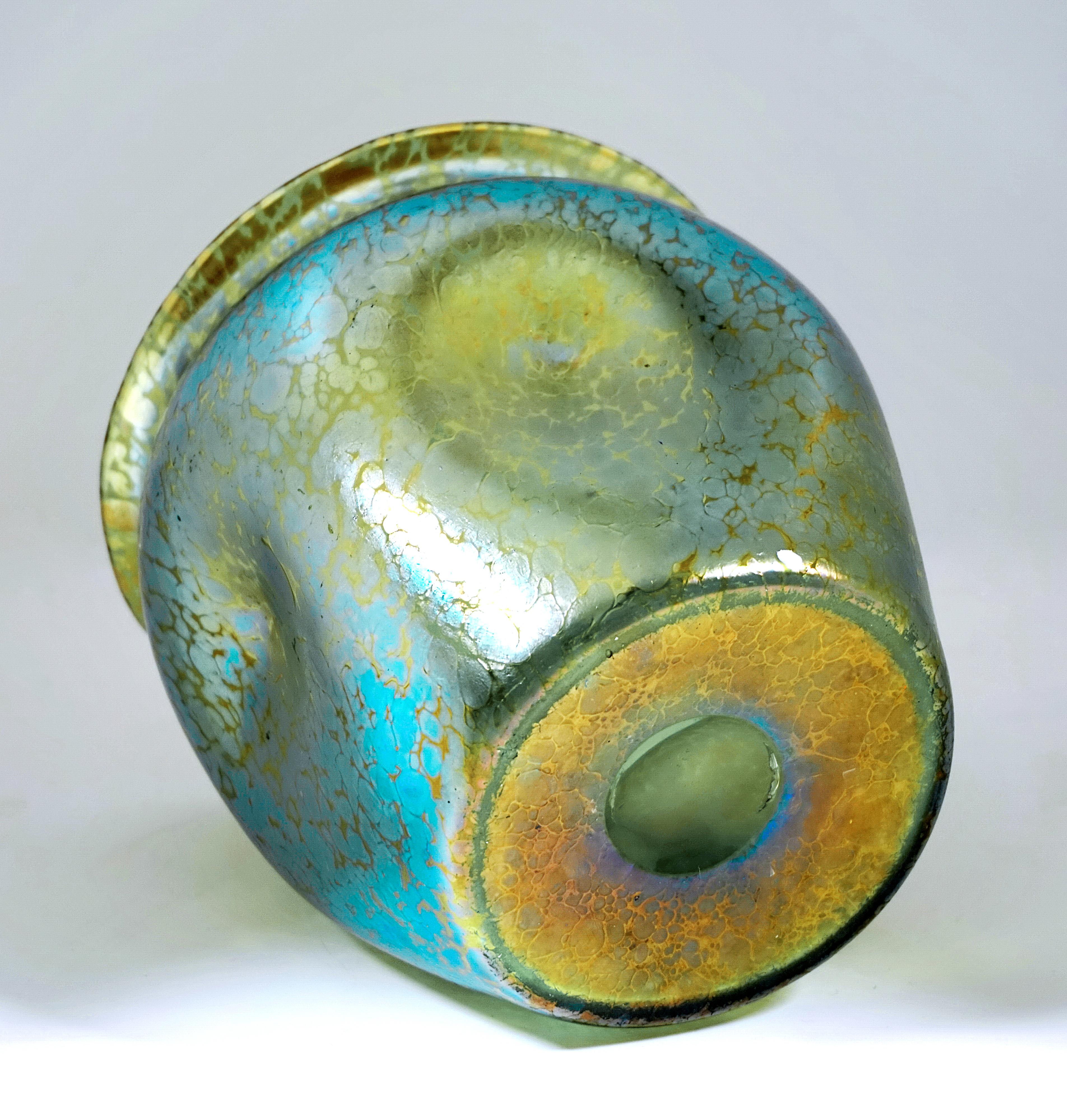 Jarrón Art Nouveau Loetz, Decor Creta Papillon, Bohemia, Austria-Hungría, 1900 en Bueno estado para la venta en Vienna, AT