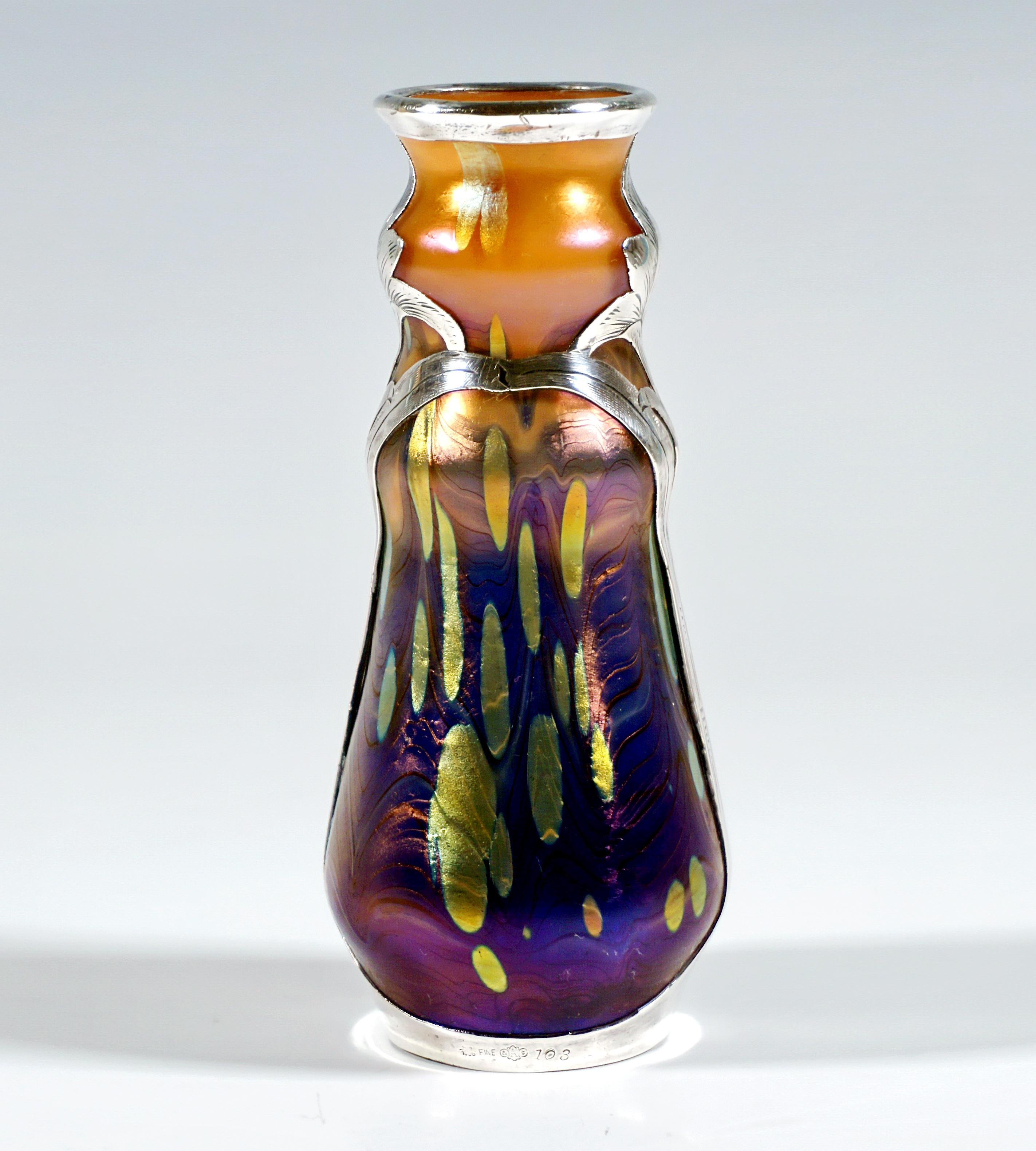 Precioso jarrón de cristal Art Nouveau de Bohemia con forma de balaustre soplado y borde abocinado.
Montura de plata en forma de flores cinceladas, que encierra el cuerpo del jarrón como un broche, y borde plateado.

Forma: Número de producción /