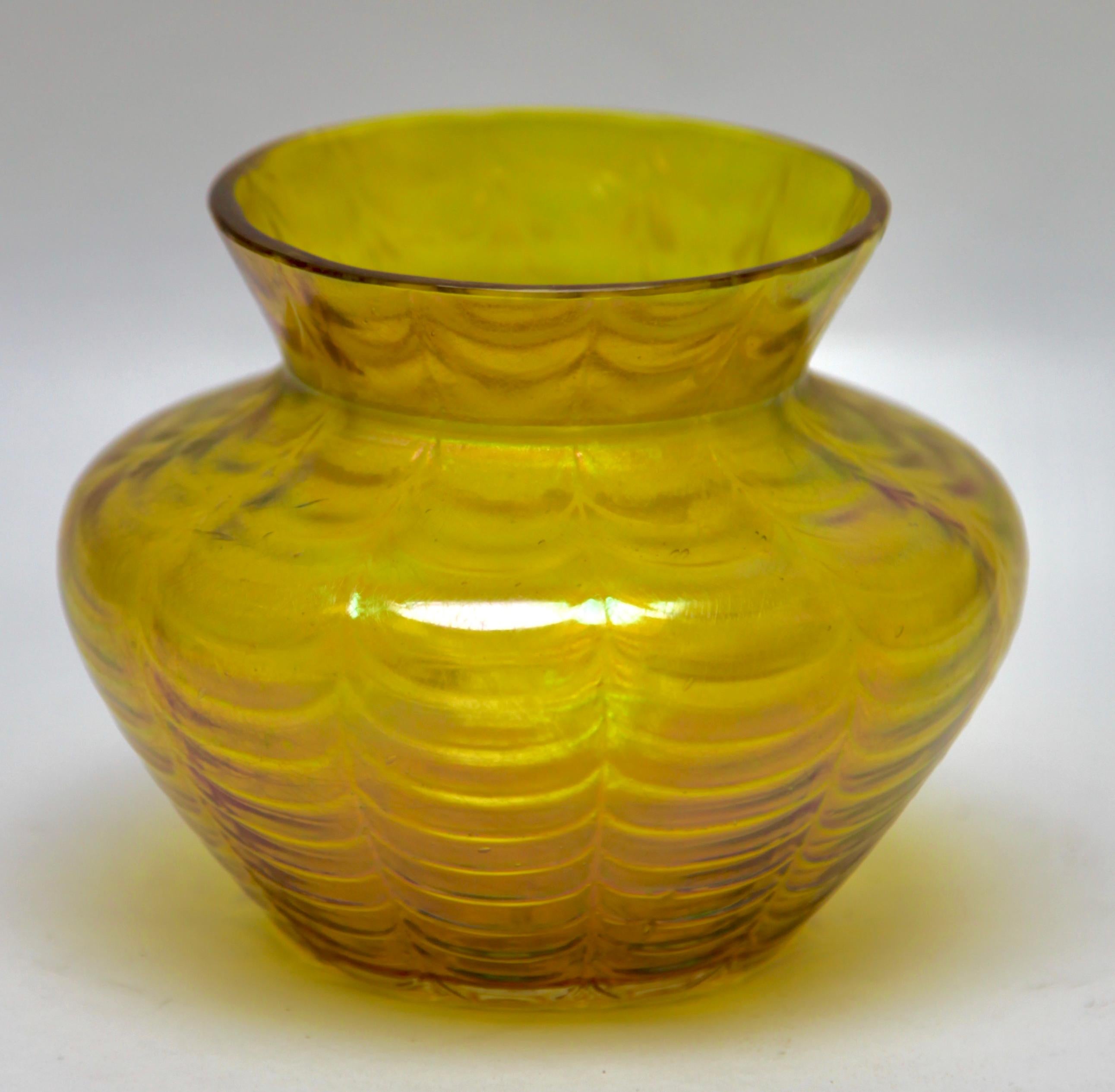 Jugendstil-Vase mit schmiedeeisernen Details aus irradiiertem Glas, 1900er Jahre (Art nouveau) im Angebot