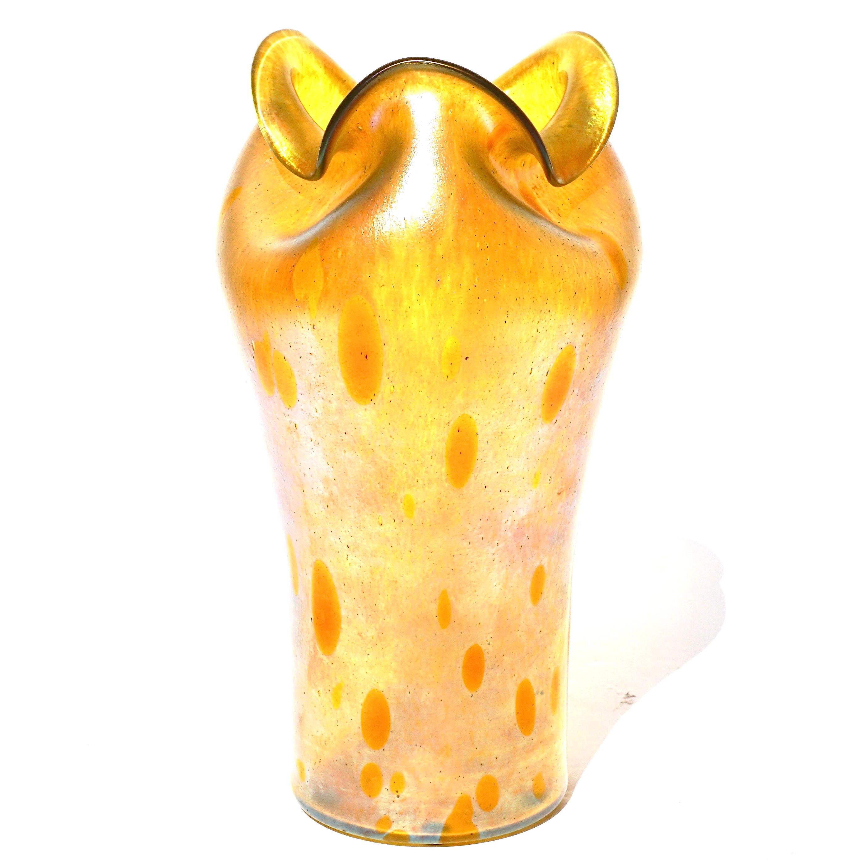 Ein großer Loetz Astraea Glaskasten um 1905

Eine schöne gelbe Vase 