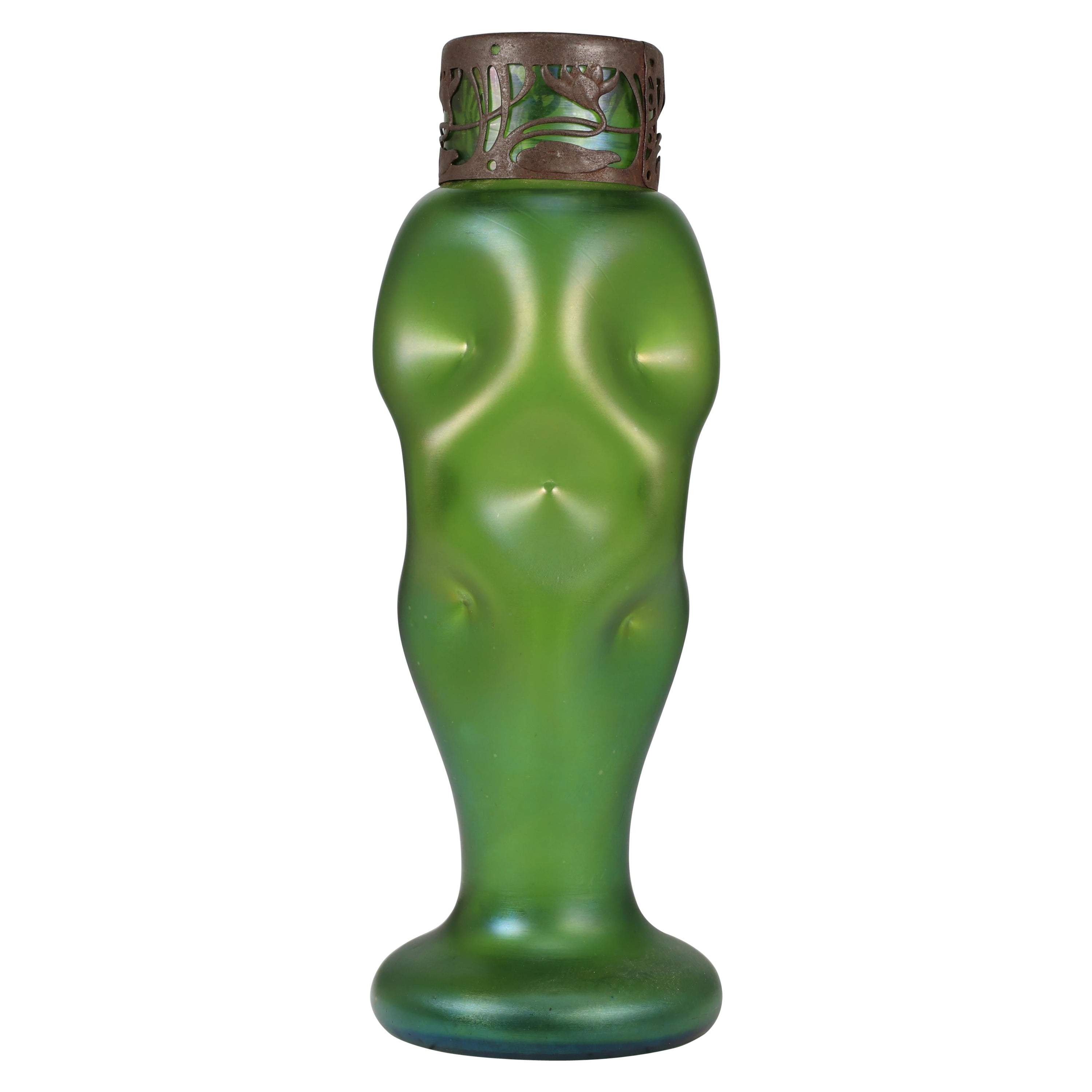 Loetz attr. Jarrón alto Art Nouveau verde irisado con collar floral de latón.
