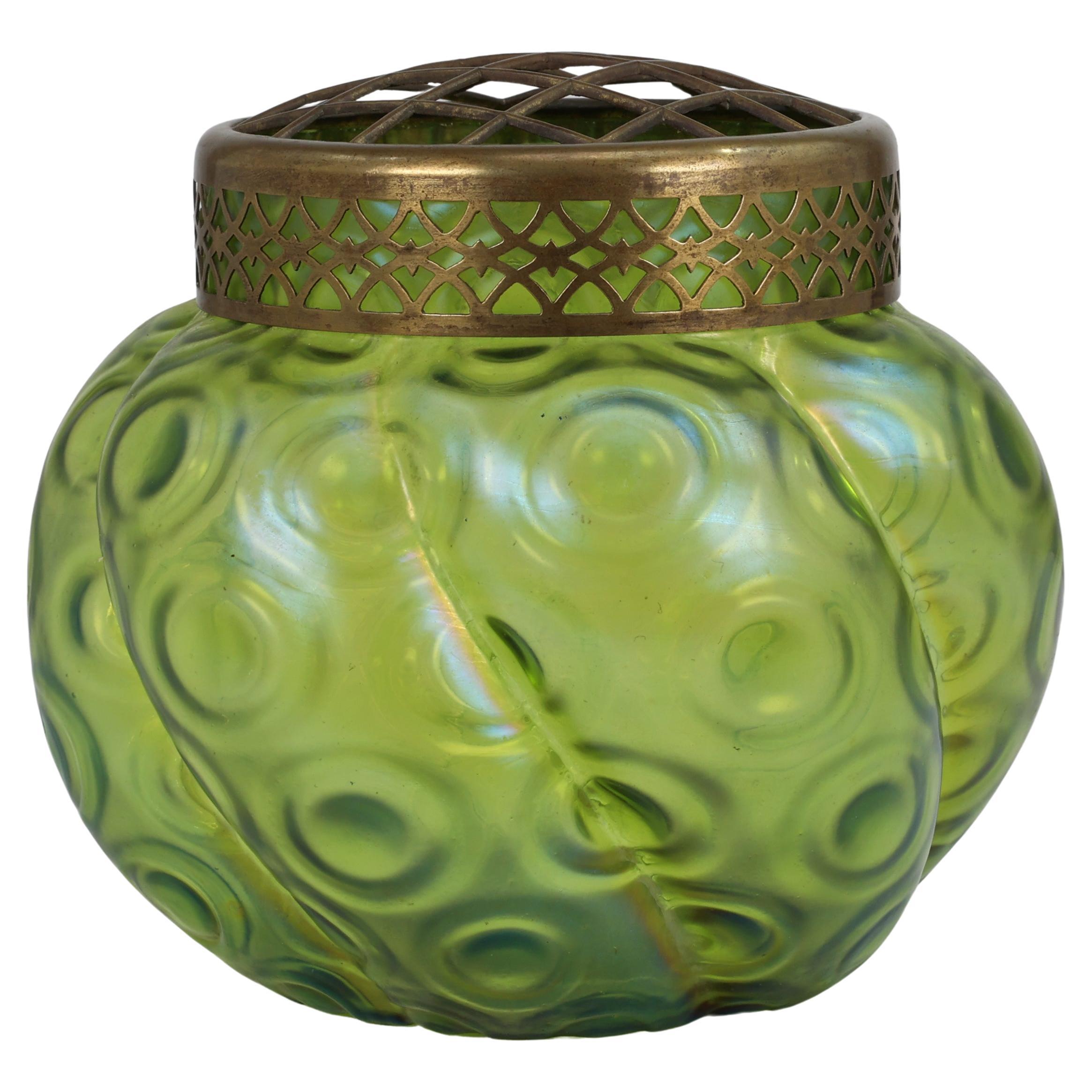Loetz (zugeschrieben). Grüner Blumenhalter aus wirbelförmigem Glas mit dekorativer Messingplatte