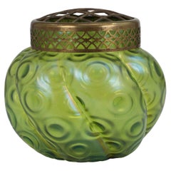 Loetz (zugeschrieben). Grüner Blumenhalter aus wirbelförmigem Glas mit dekorativer Messingplatte