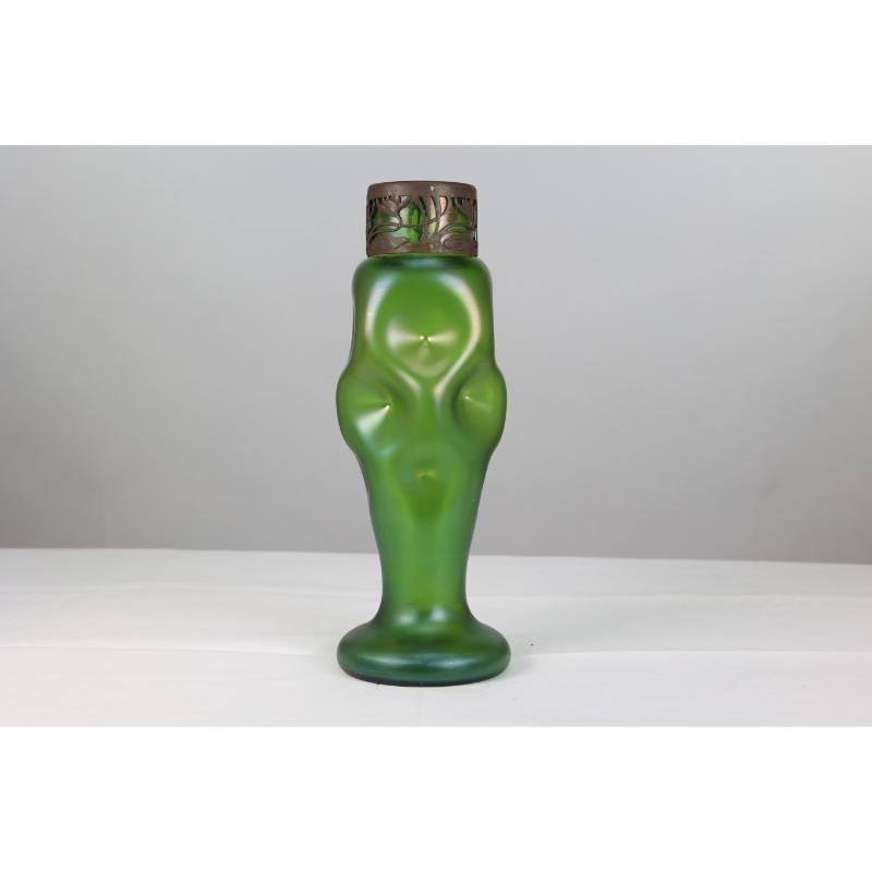 English Loetz attr. A tall Art Nouveau green iridescent vase with brass floral collar. For Sale