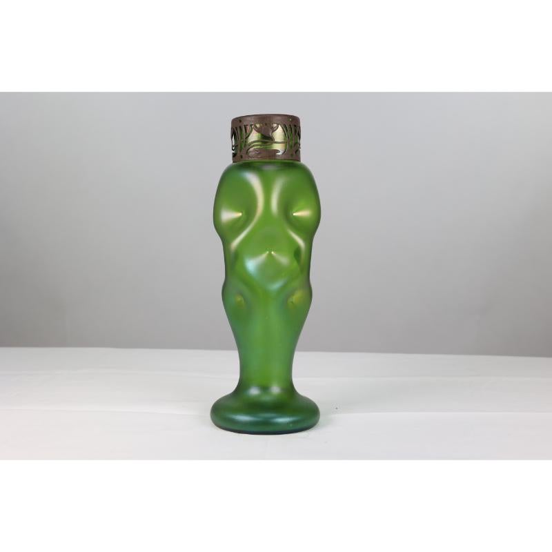 Loetz attr. A tall Art Nouveau green iridescent vase with brass floral collar. In Good Condition For Sale In London, GB