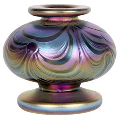 Vaso in vetro artistico in miniatura con piume di pavone iridescenti attribuito a Loetz