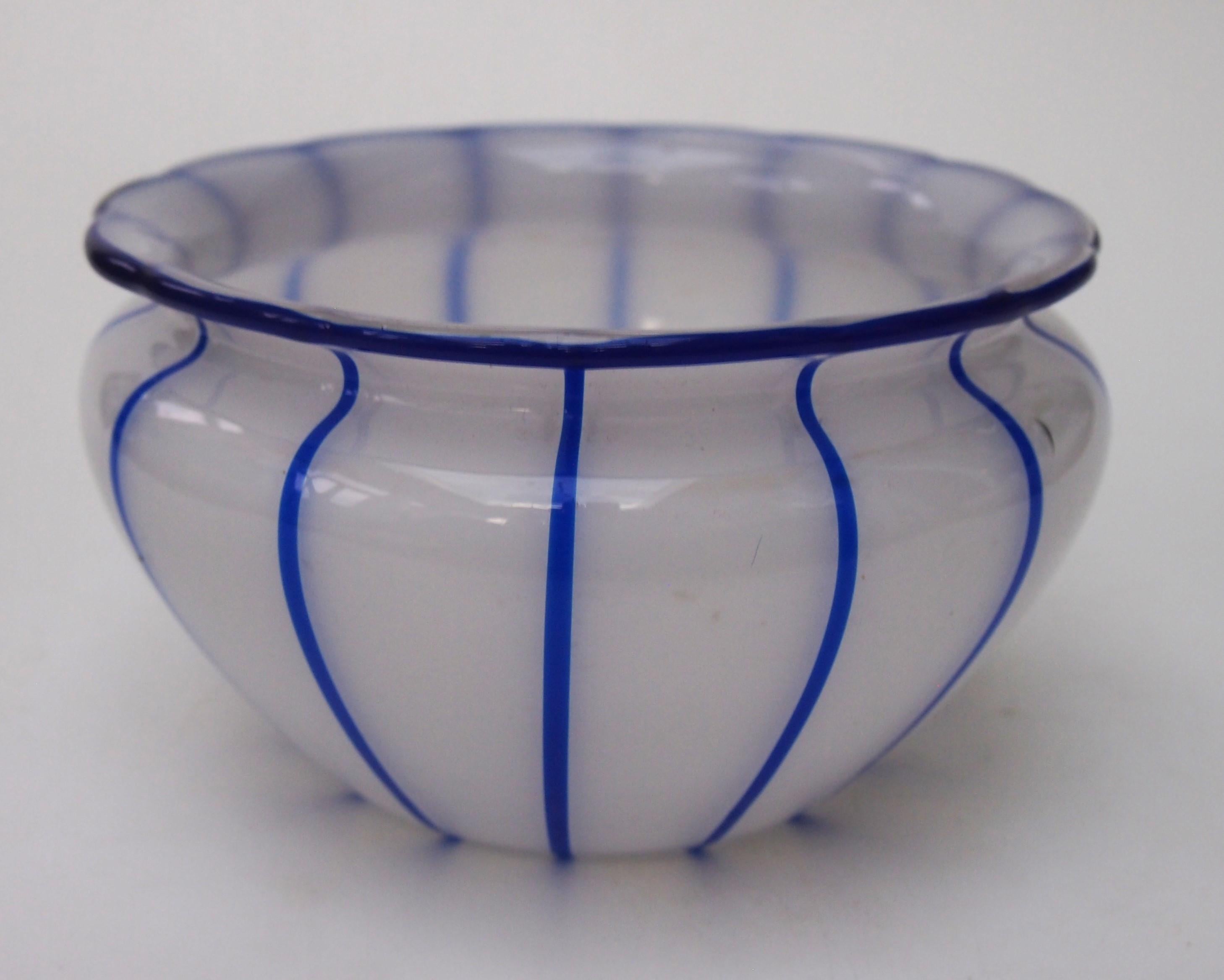 Eine klassische Loetz Ausfuehrungen 157 (eine der wichtigsten Loetz Serien) Weiss mit blauen Streifen Glasschale Vase produziert c1915. Ausf 157 hat normalerweise eine weiße Grundfläche mit einem kontrastierenden Farbsatz aus geraden Streifen, in