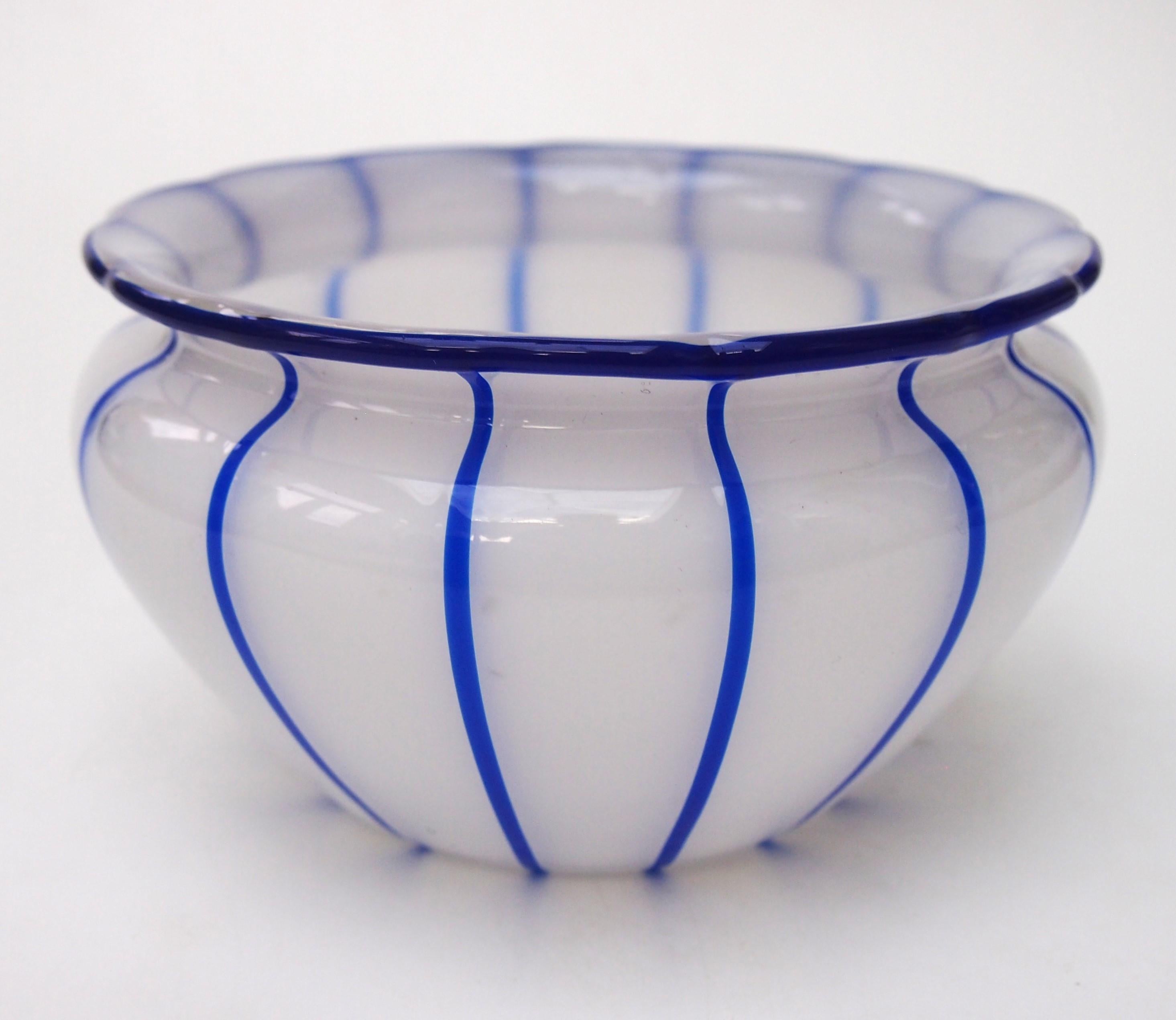 Loetz Ausfuehrungen 157 Weiss mit blauen Streifen Glasschale Vase um 1915 (Art déco) im Angebot