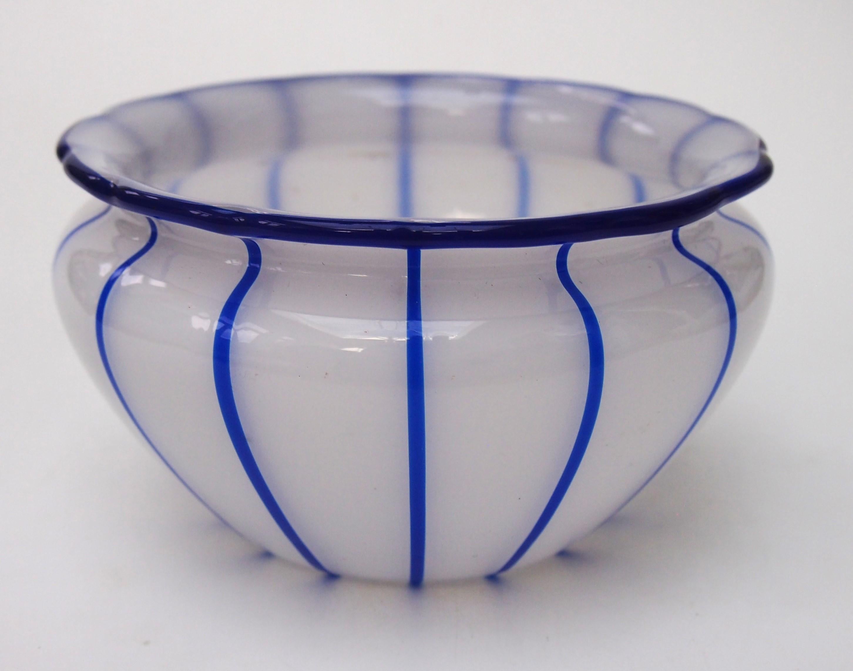 Loetz Ausfuehrungen 157 Weiss mit blauen Streifen Glasschale Vase um 1915 (Tschechisch) im Angebot