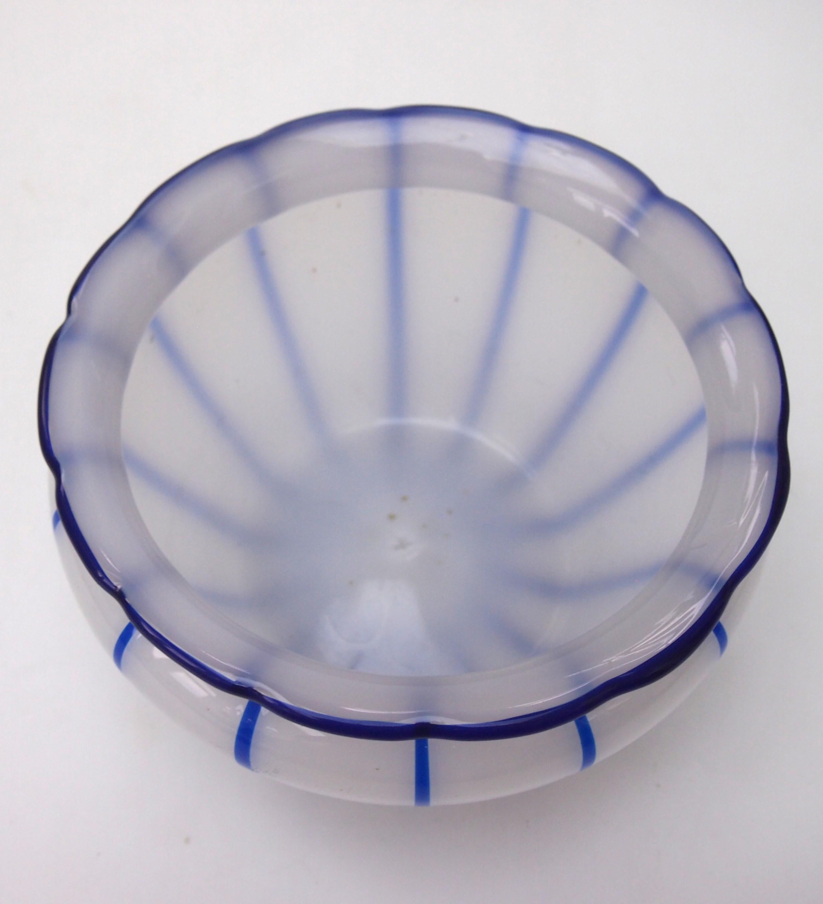 Loetz Ausfuehrungen 157 Weiss mit blauen Streifen Glasschale Vase um 1915 im Zustand „Gut“ im Angebot in Worcester Park, GB