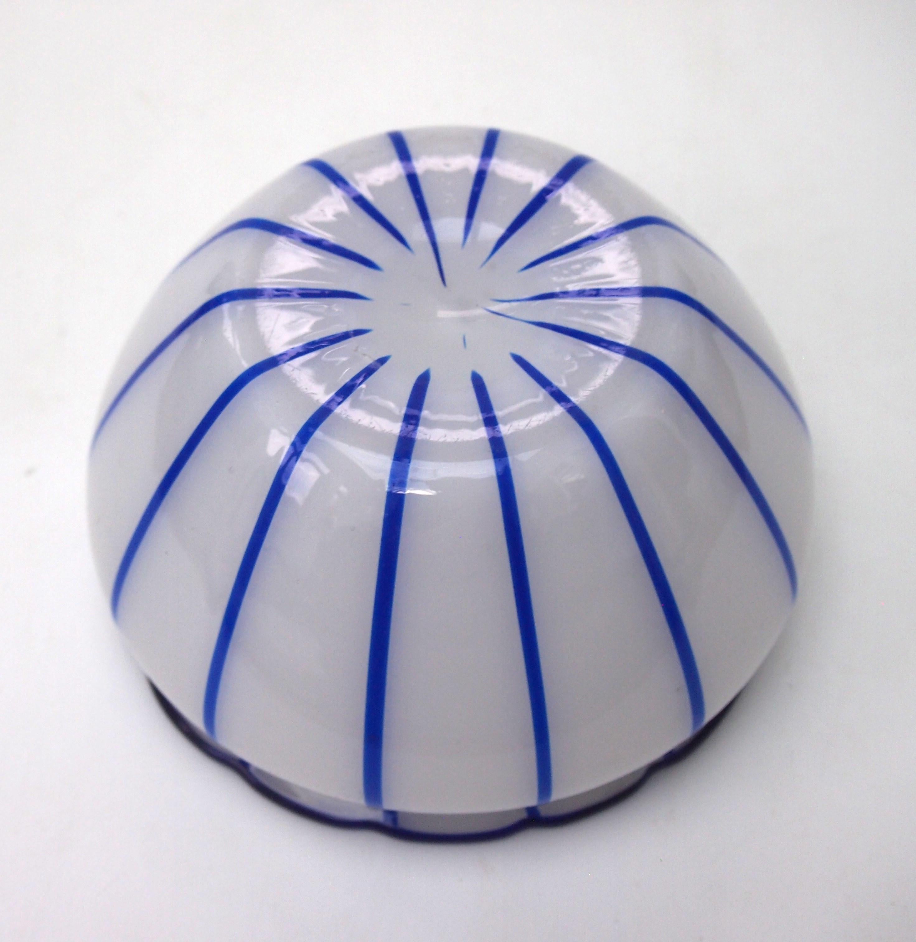 Loetz Ausfuehrungen 157 Weiss mit blauen Streifen Glasschale Vase um 1915 (Frühes 20. Jahrhundert) im Angebot