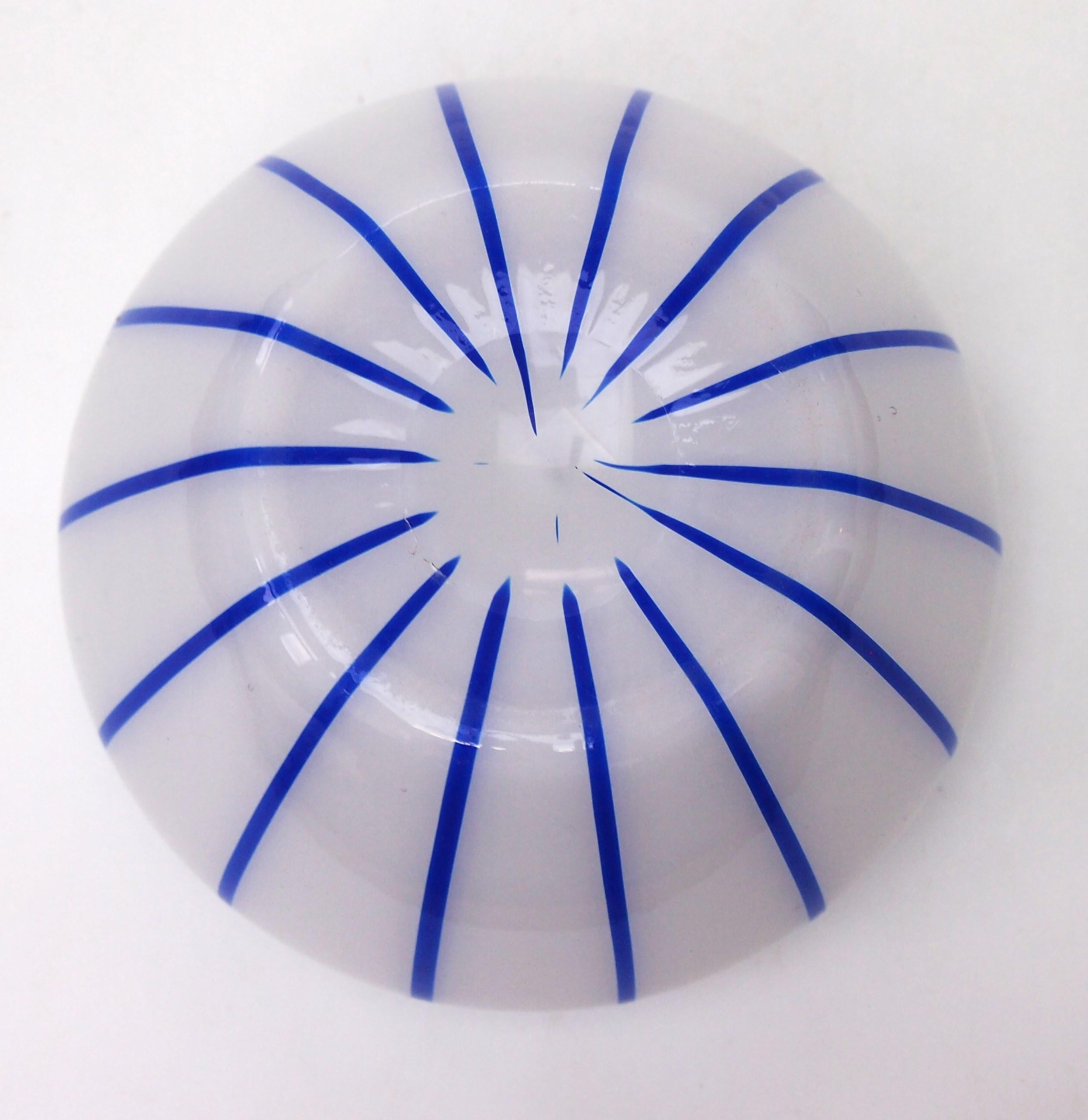 Loetz Ausfuehrungen 157 Weiss mit blauen Streifen Glasschale Vase um 1915 (Glaskunst) im Angebot