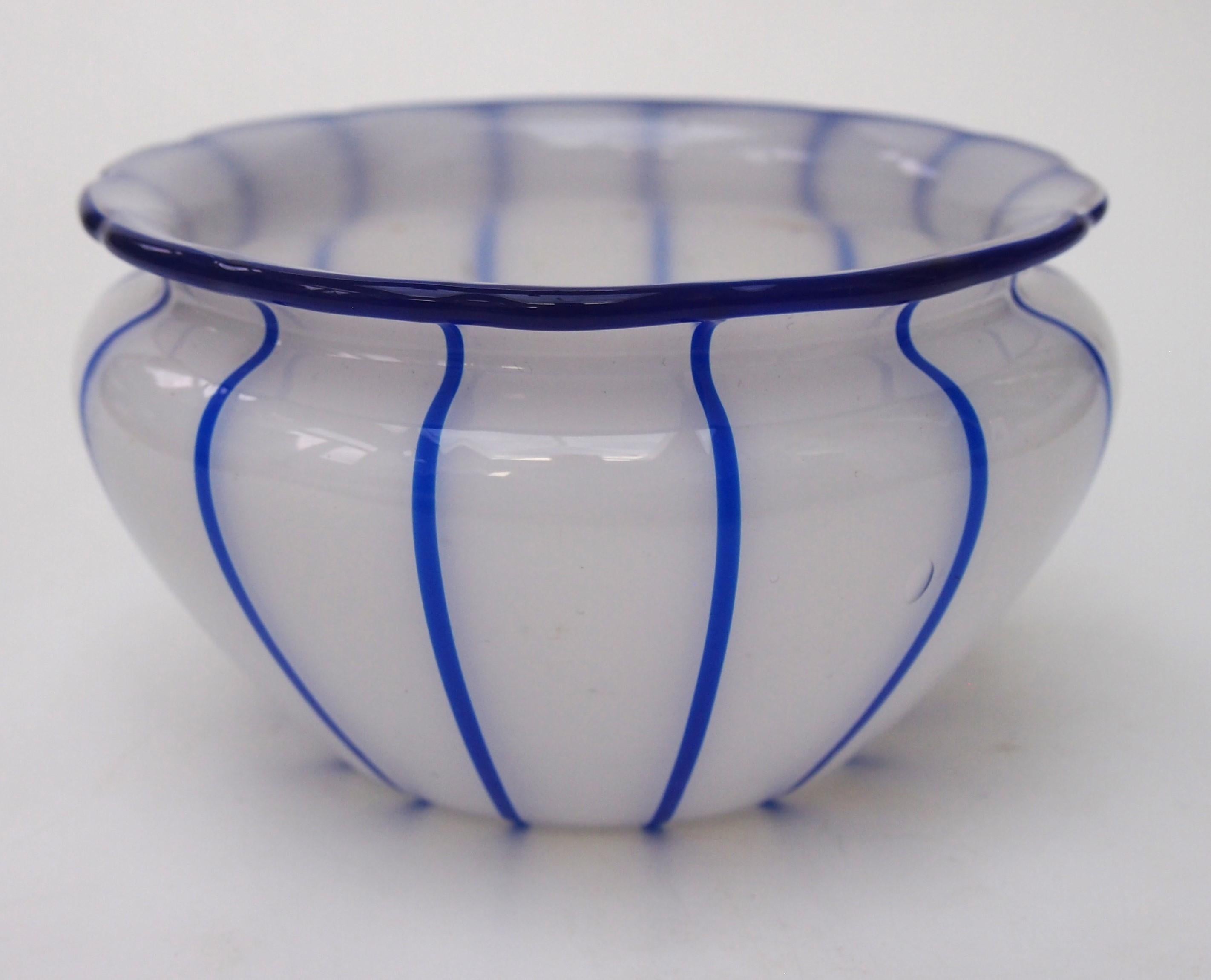 Loetz Ausfuehrungen 157 Weiss mit blauen Streifen Glasschale Vase um 1915 im Angebot 1