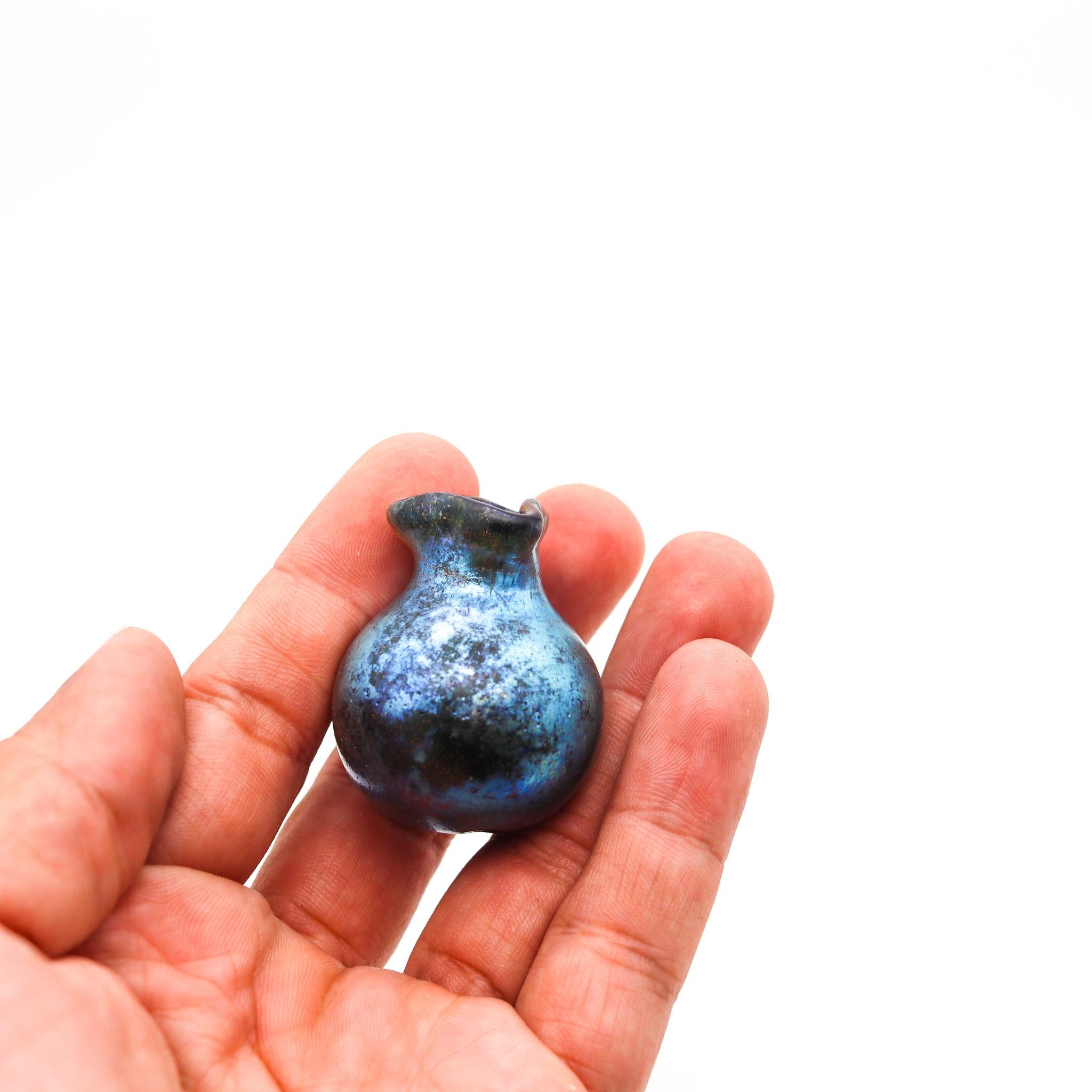 Autrichien Loetz Autriche 1900 Art Nouveau Miniature Vase Bleu irisé Verre d'Art en vente