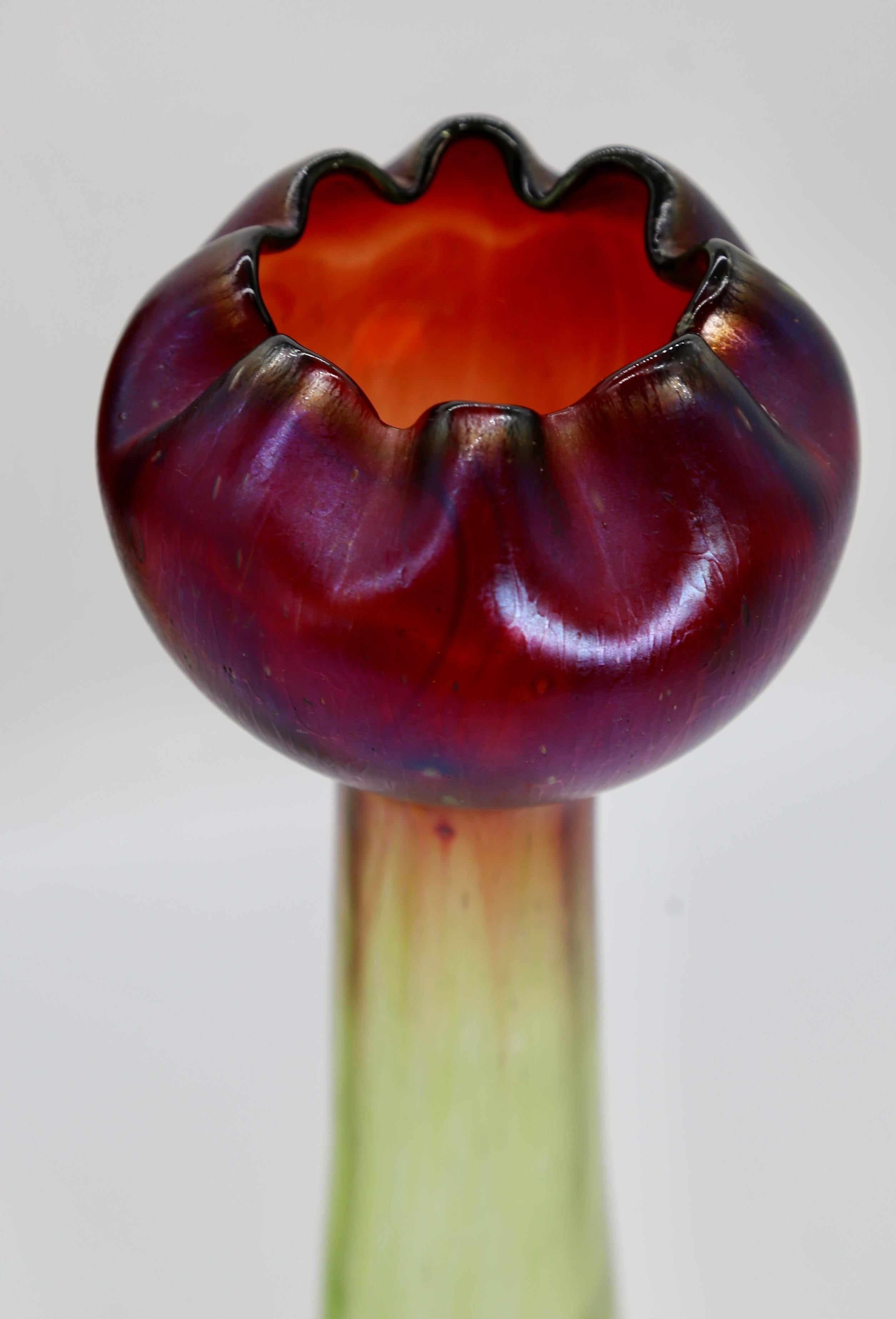 Art nouveau Paire de vases tulipe Art Nouveau en verre de Bohème vert irisé/rouge, vers 1880 en vente