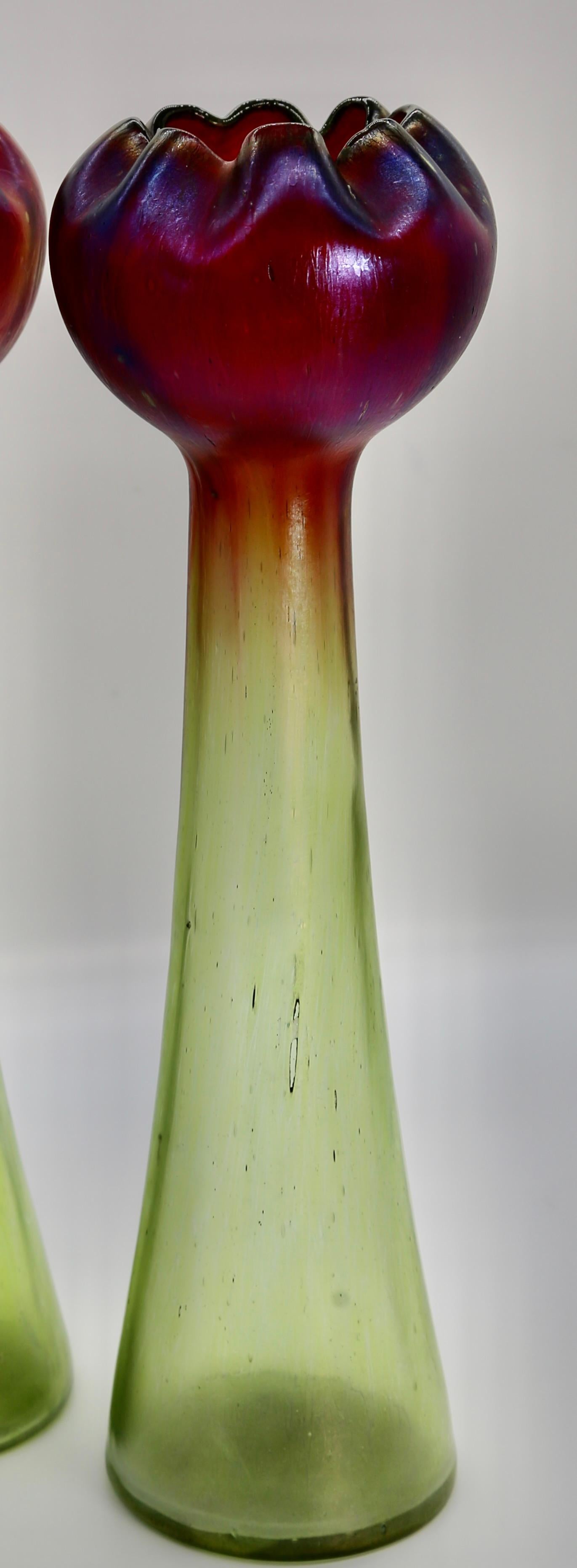 Autrichien Paire de vases tulipe Art Nouveau en verre de Bohème vert irisé/rouge, vers 1880 en vente