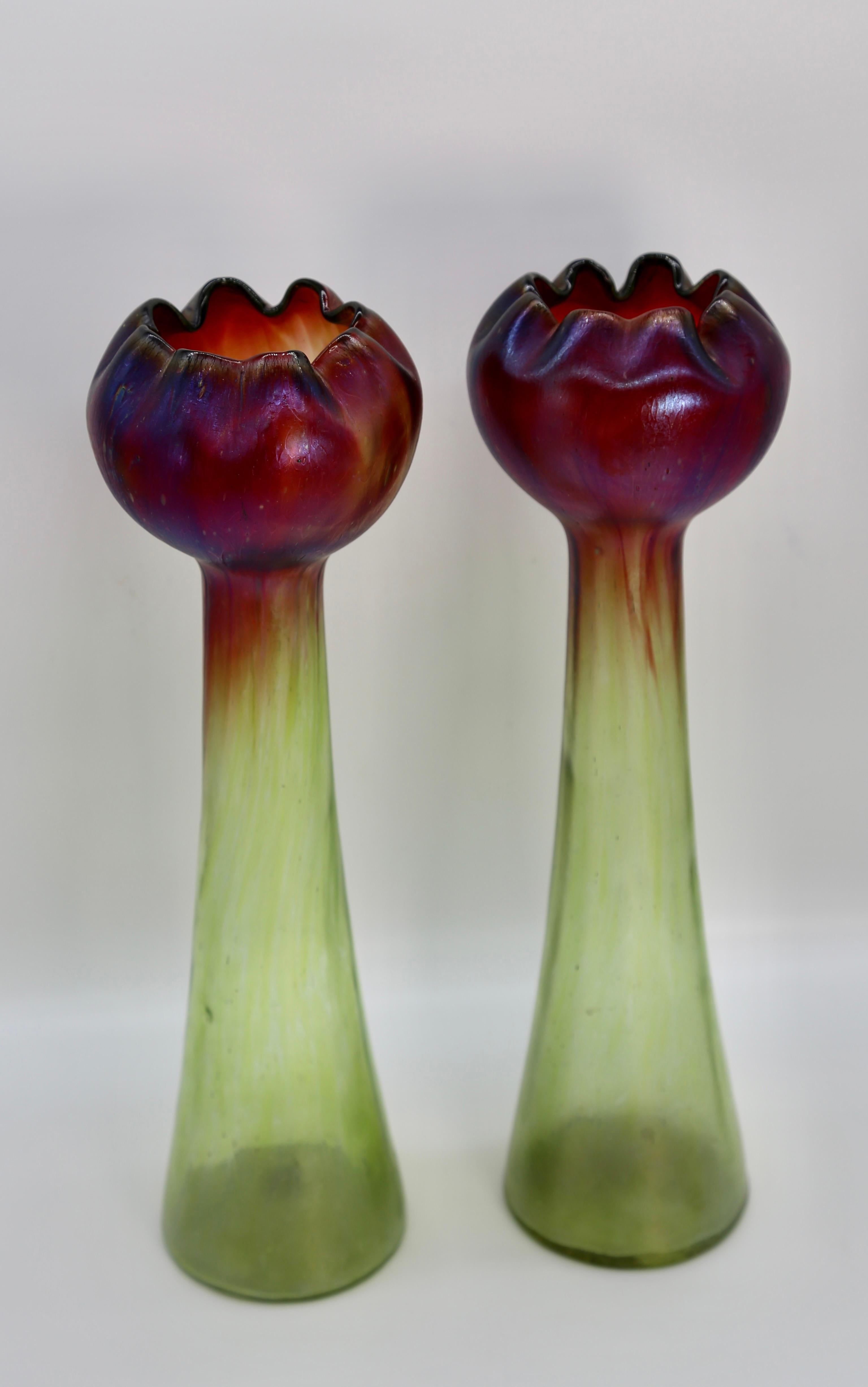Paire de vases tulipe Art Nouveau en verre de Bohème vert irisé/rouge, vers 1880 Excellent état - En vente à Glenford, NY