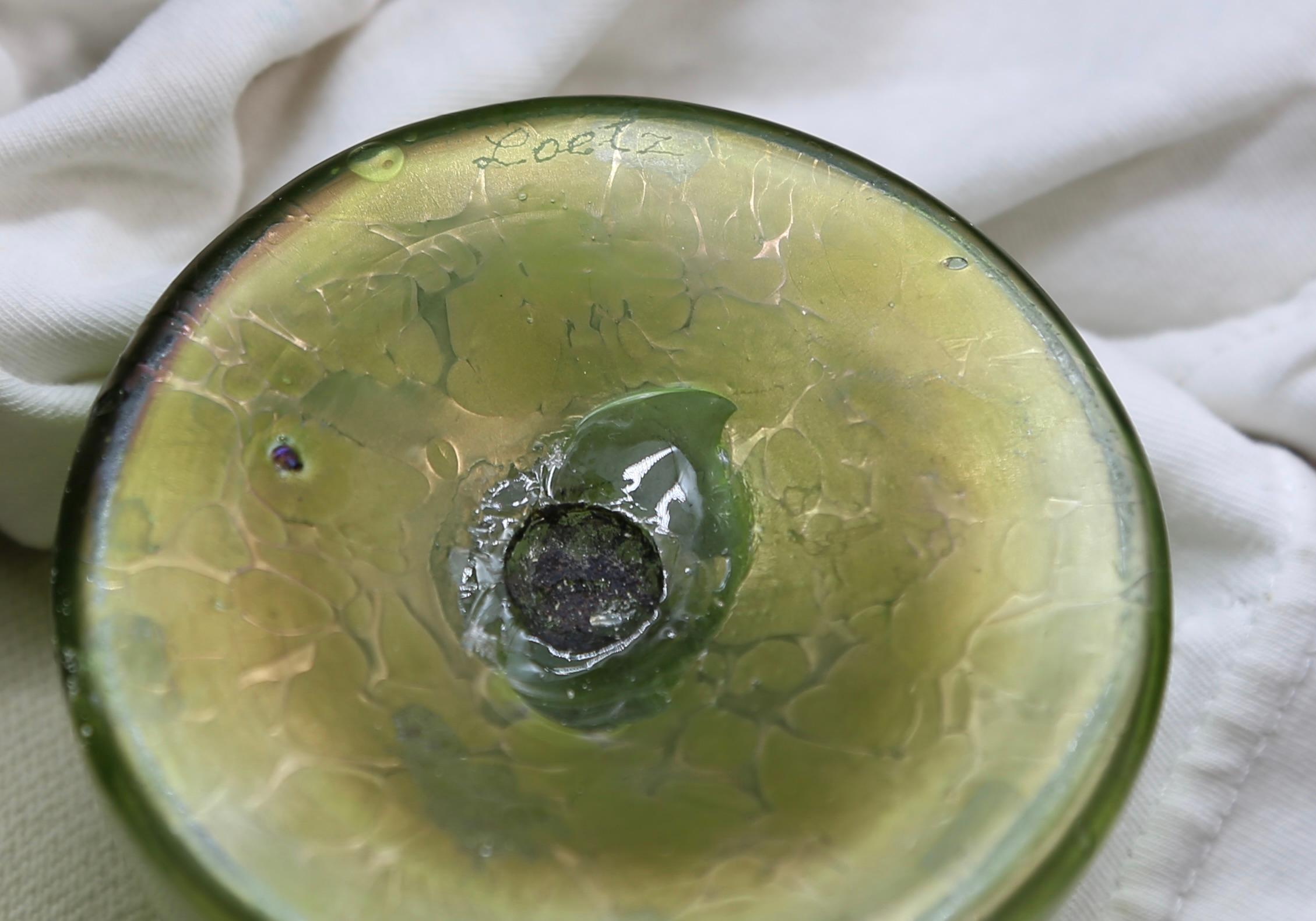 Verre Paire de vases tulipe Art Nouveau en verre de Bohème vert irisé/rouge, vers 1880 en vente