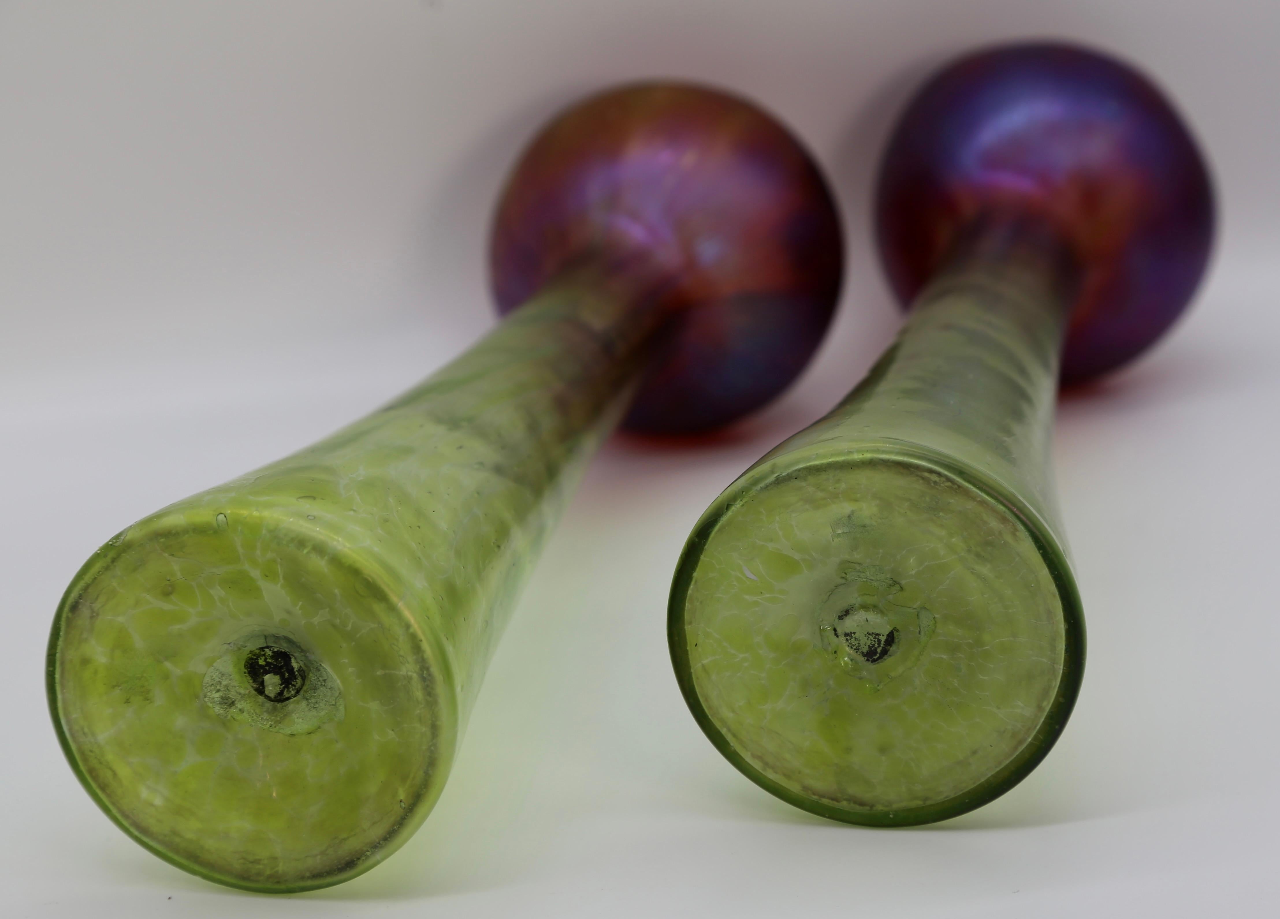 Paire de vases tulipe Art Nouveau en verre de Bohème vert irisé/rouge, vers 1880 en vente 1