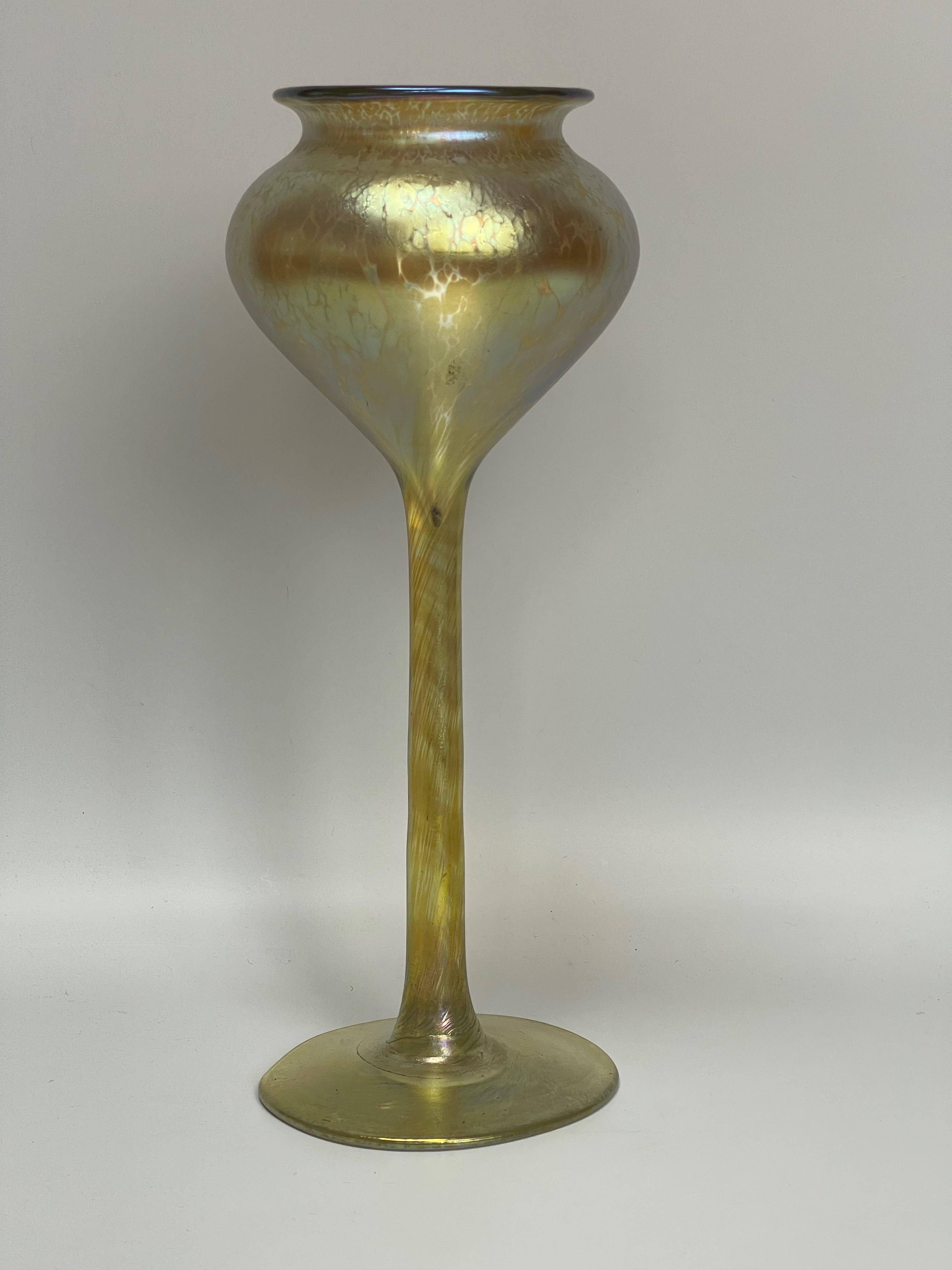 Loetz 1899 chalice in yellow glass model Candia butterfly.
Glassware in perfect condition.
Height: 30.5cm
Collar diameter: 18.5 cm
Base diameter: 11.5 cm
Weight: 750g.

In 1836, Johann Eisner established a glassworks in the South Bohemian