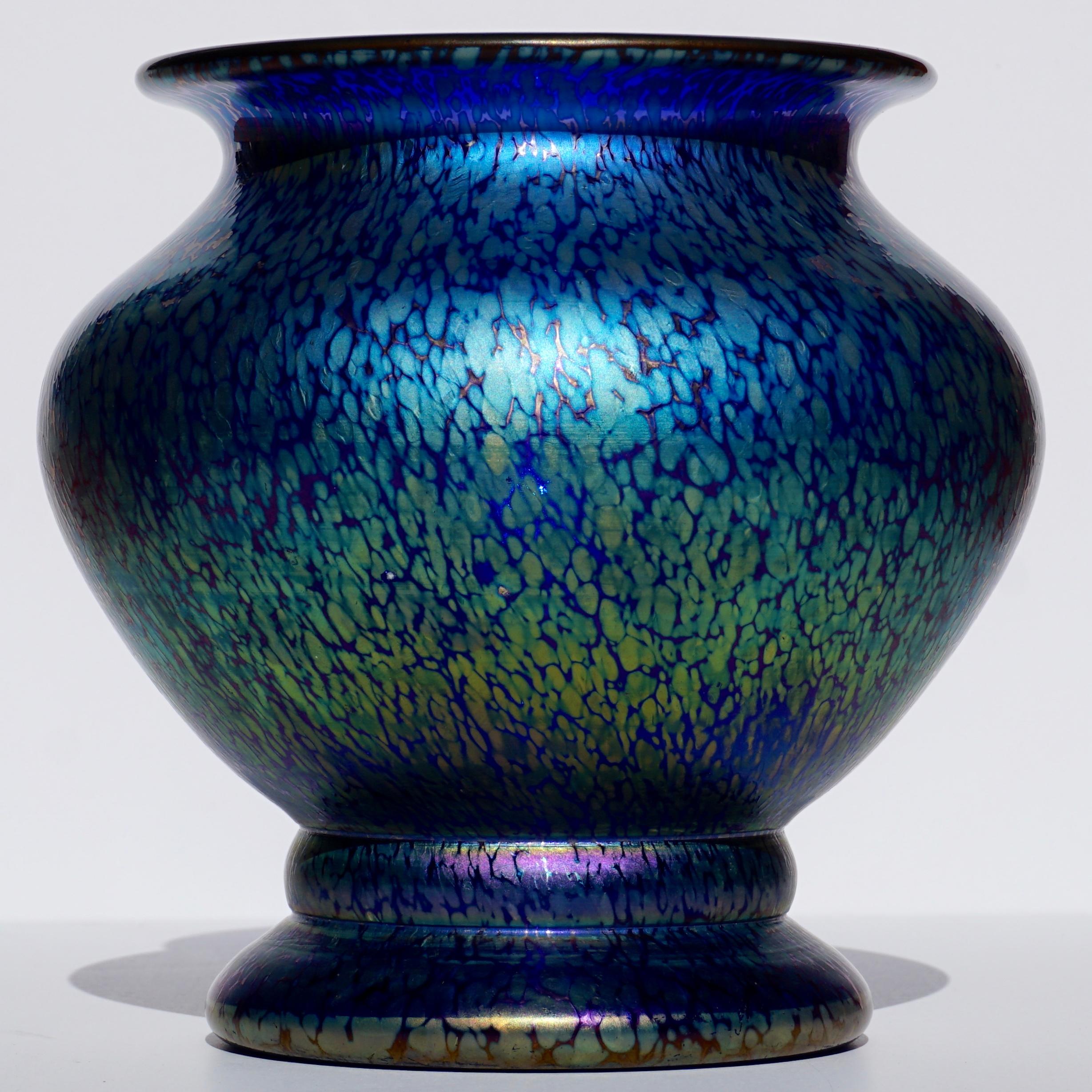Loetz Kobaltfarbene Papillon-Vase im Art nouveau-Stil (Gebrannt) im Angebot