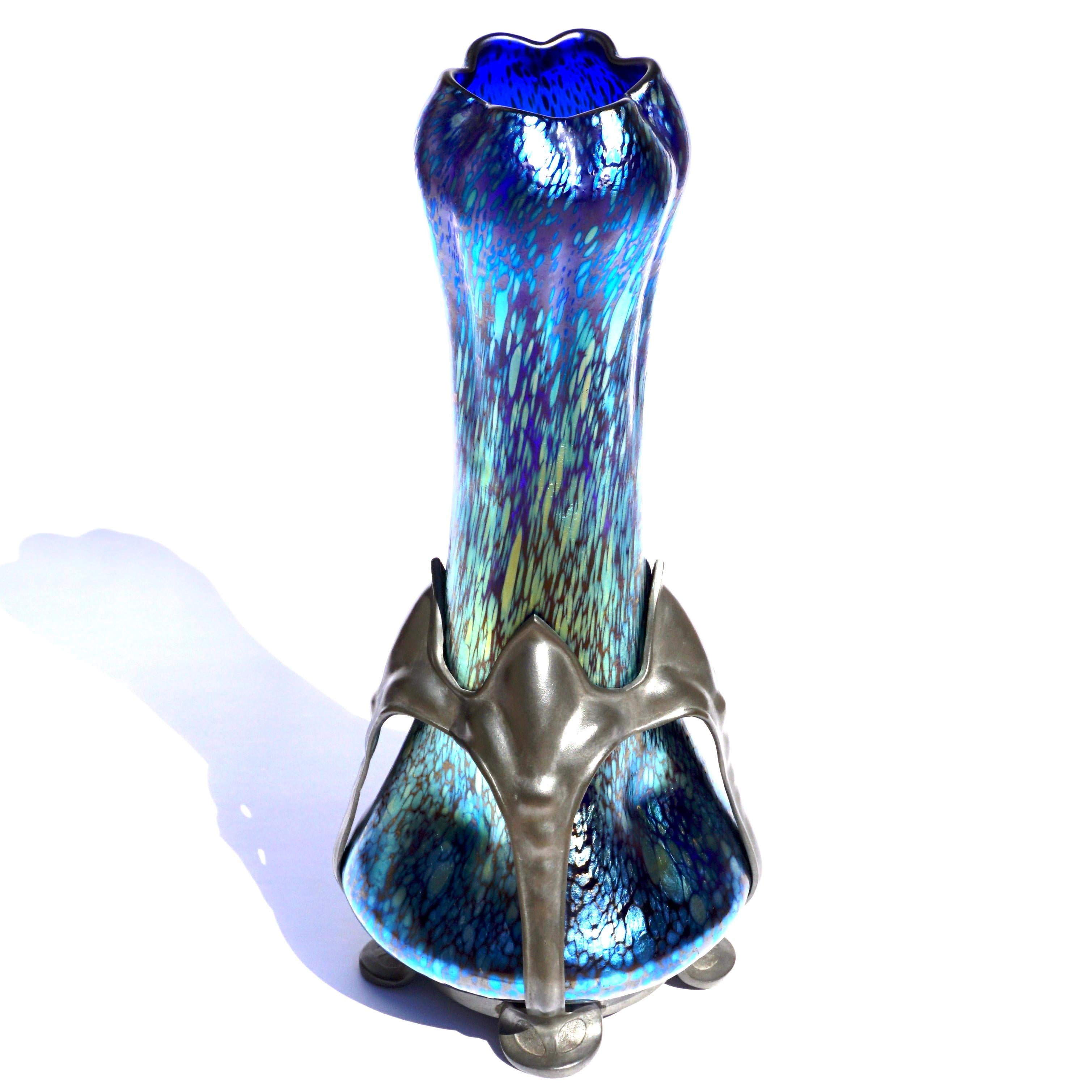 Loetz Kobaltfarbene Papillon-Vase im Art nouveau-Stil (Handgefertigt) im Angebot