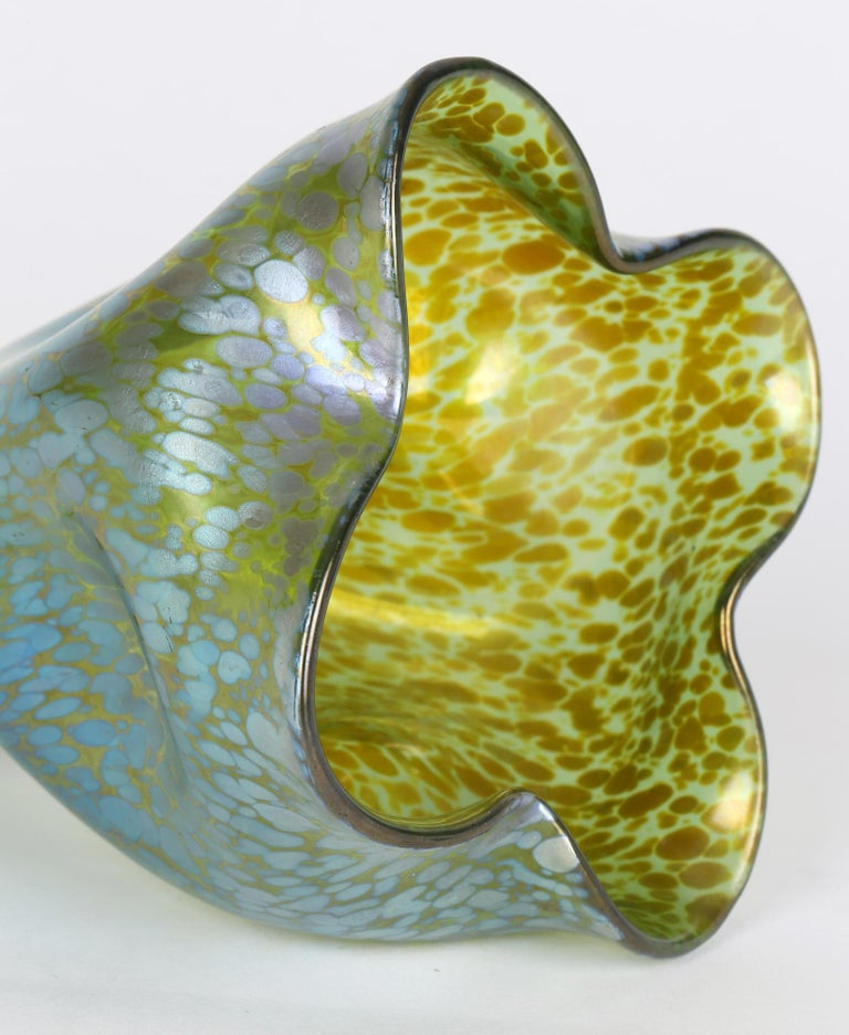 Art Nouveau Loetz Crete Papillon Iridescent Green Glass Pinched Design Vase For Sale