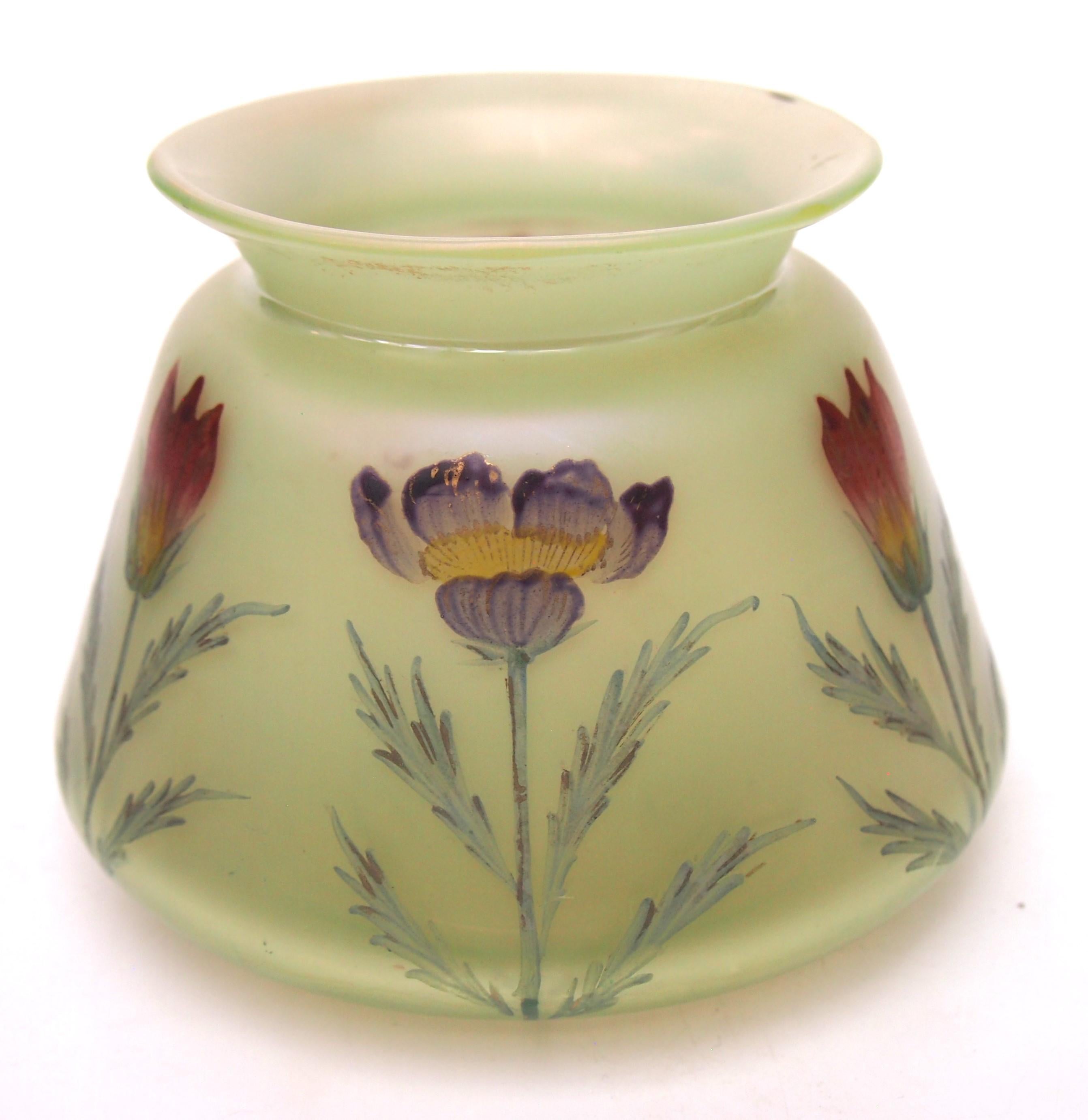 Fabuleux vase en verre Loetz de bonne taille au motif Arcadia (opale sur vert), un bol/vase bas décoré du motif Dek I/II (Anémones en violet et rouge) et de forme PNII-124 vers 1900. -Il est rare de trouver un vase Loetz aussi bien documenté et des