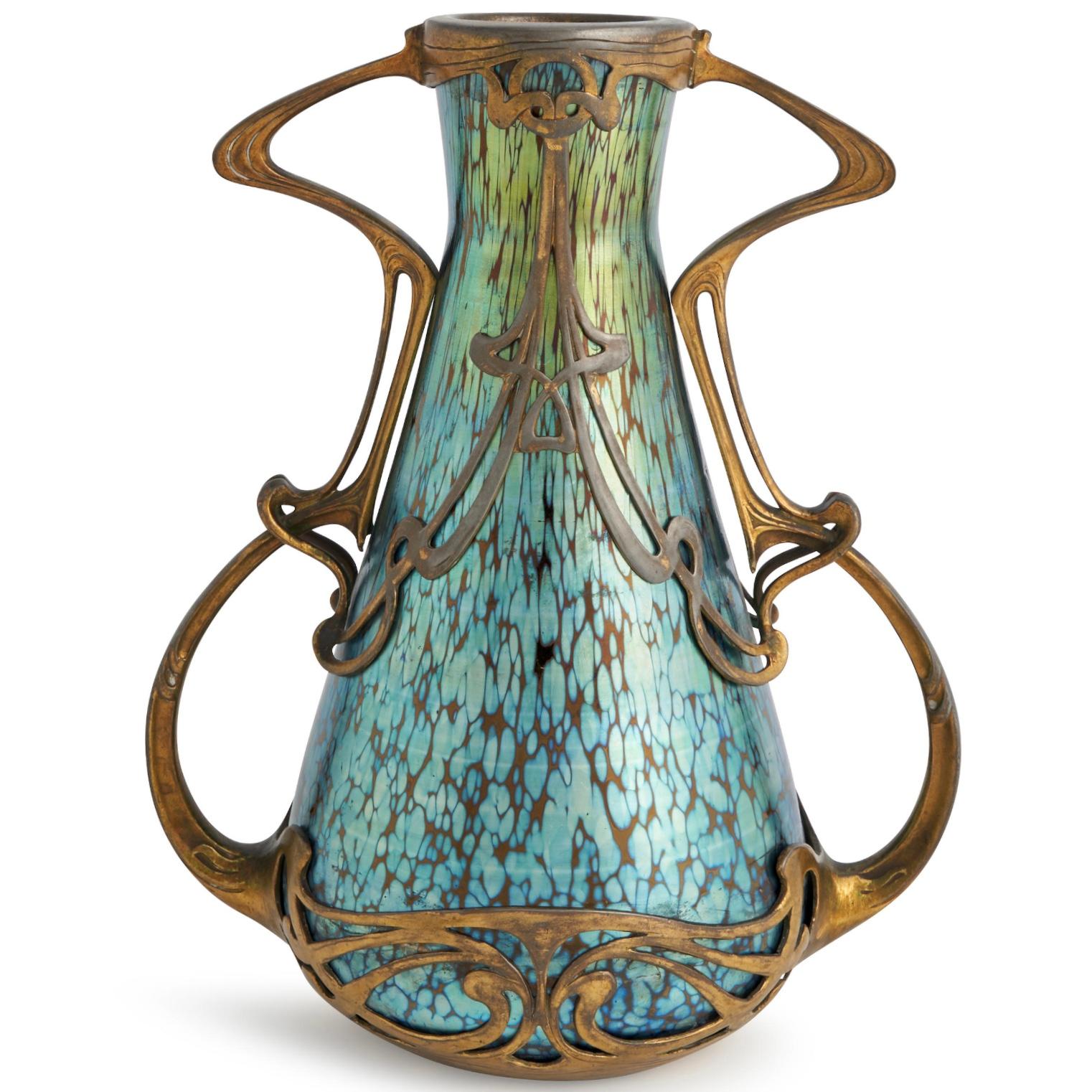 Jarrón de cristal con montura de metal dorado Loetz para Boudon y Klur. Un jarrón muy buscado que culmina el cenit de Loetz y el diseño Art Nouveau. 
República Checa
Alrededor de 1900
Rubin Ruby Papillon Decoración
Montura metálica con marcas