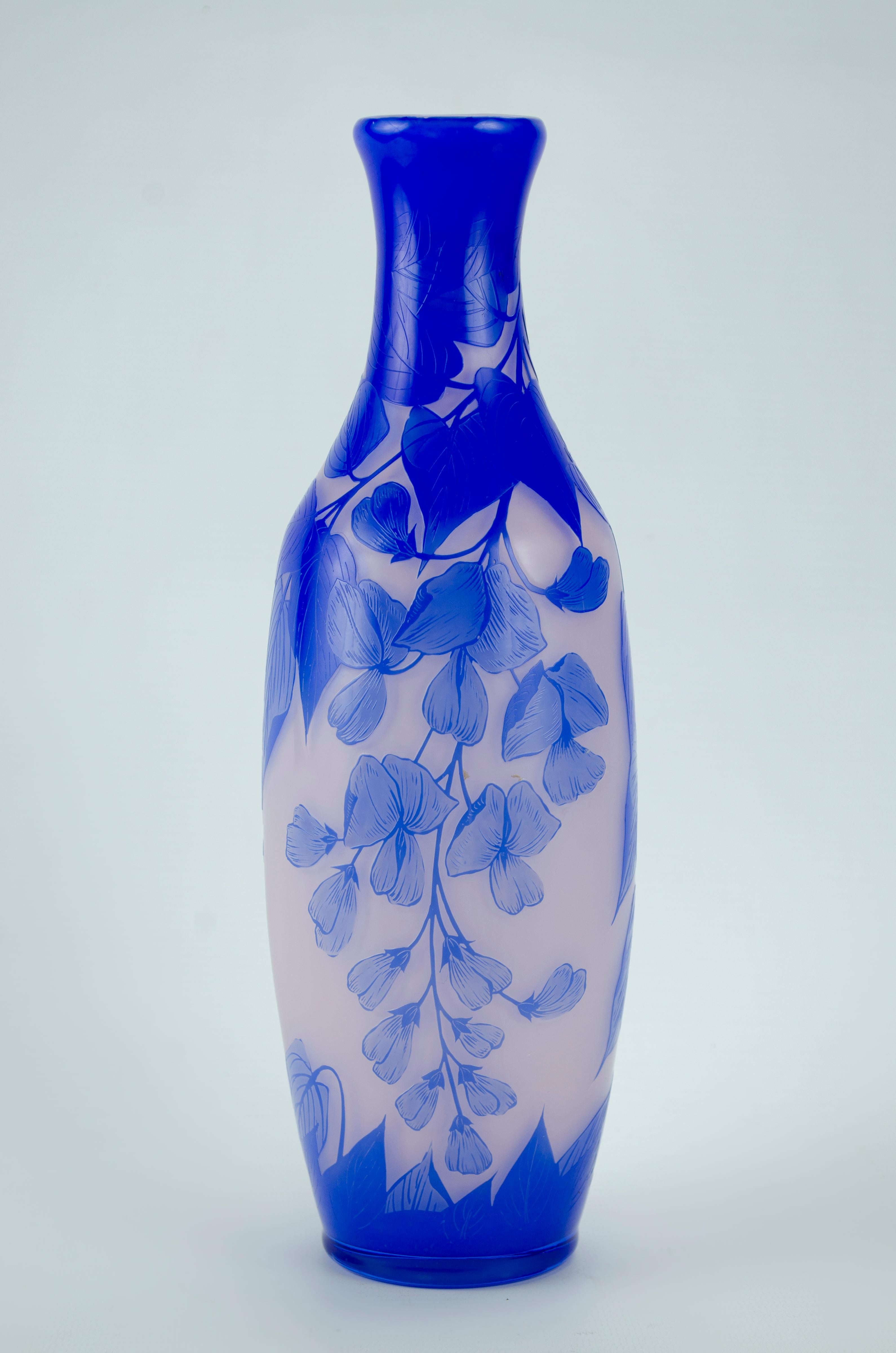 Loetz Glass Art Nouveau
Origin Austria Circa 1920
Blue leaves and flowers motif with white background
perfect condition.
Art nouveau, modernist art or modernism was an international artistic and decorative movement, developed between approximately