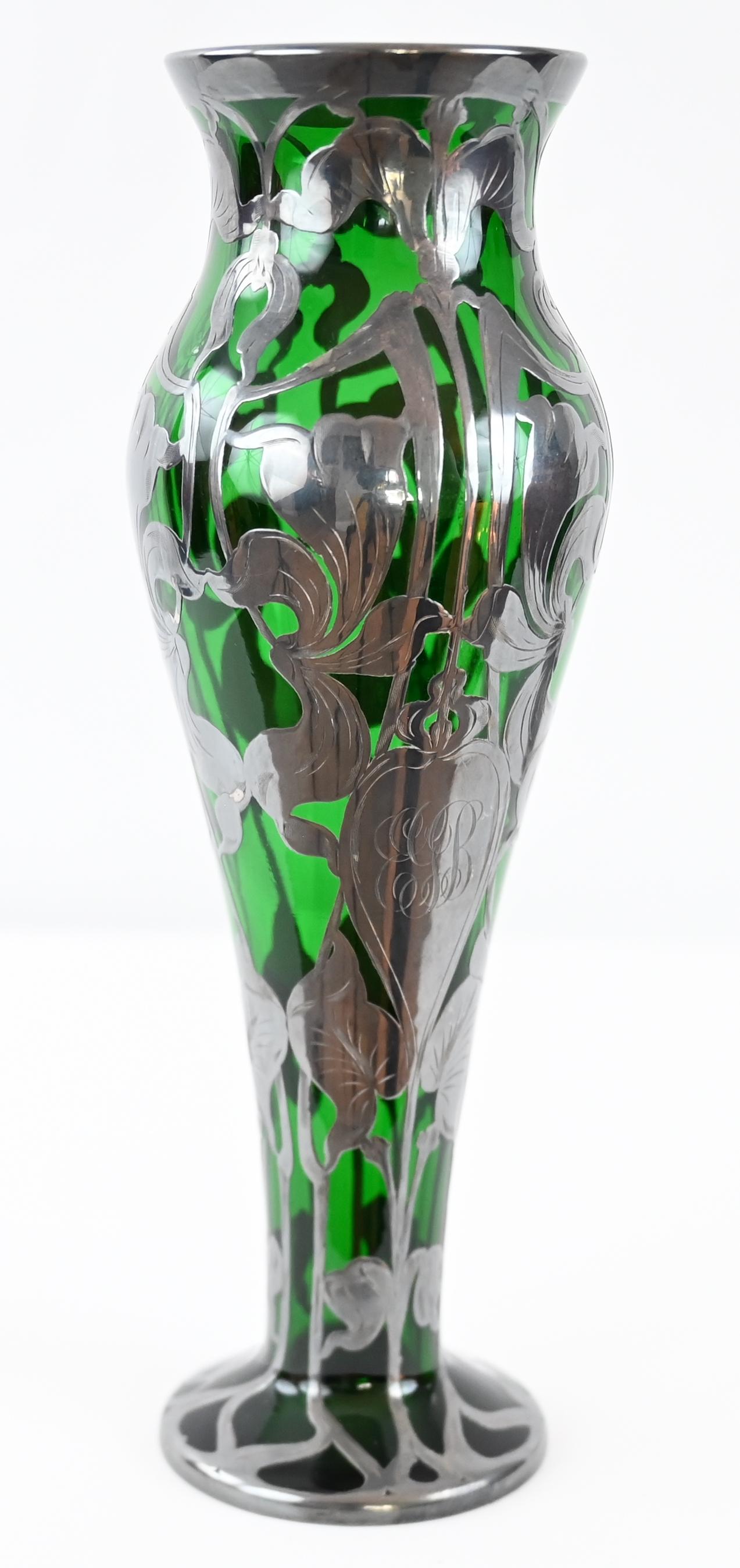 Un vase en verre d'art Art nouveau de qualité, par Loetz, le fabricant de verre historique de la municipalité d'Autriche, avec la gravure Alvin Sterling. 
Recouvrement argenté. Recouvrement sous forme de motifs ouverts et horizontaux avec des