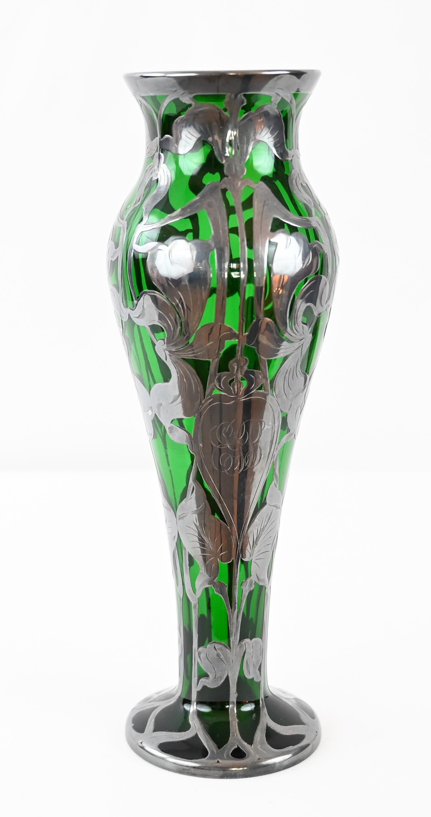 Autrichien Loetz Vase « Titania » en verre Art Nouveau recouvert d'argent vert en vente