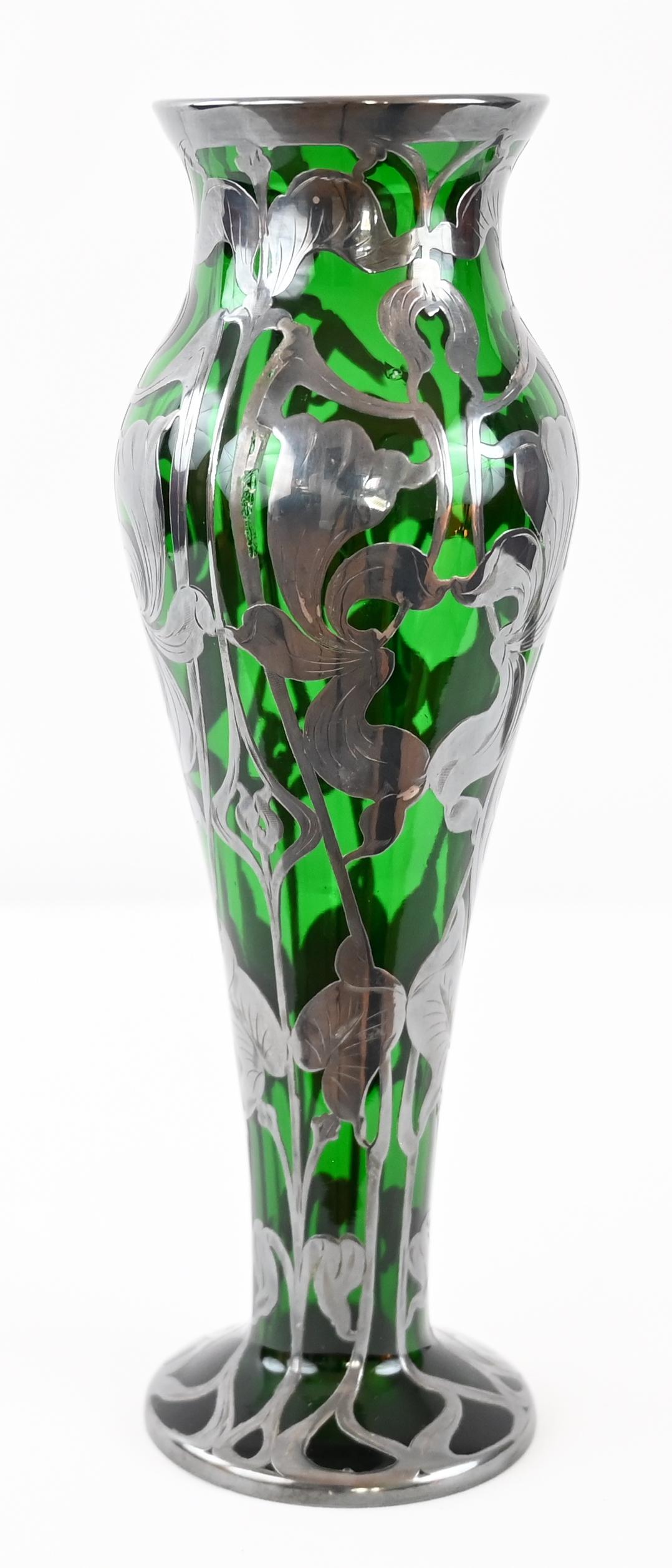 Loetz Vase « Titania » en verre Art Nouveau recouvert d'argent vert Bon état - En vente à Miami, FL
