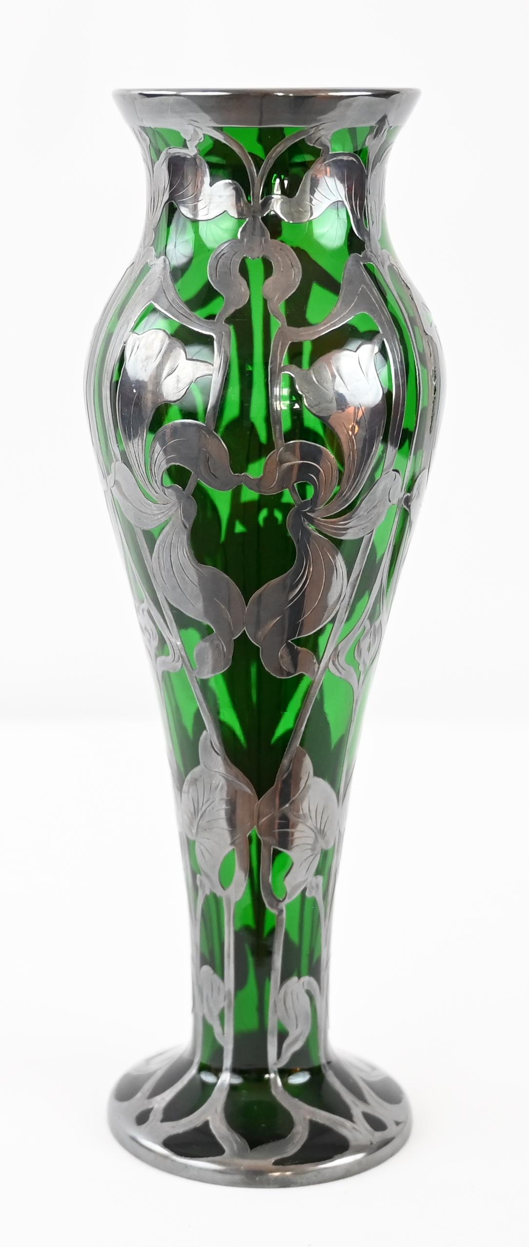 XIXe siècle Loetz Vase « Titania » en verre Art Nouveau recouvert d'argent vert en vente