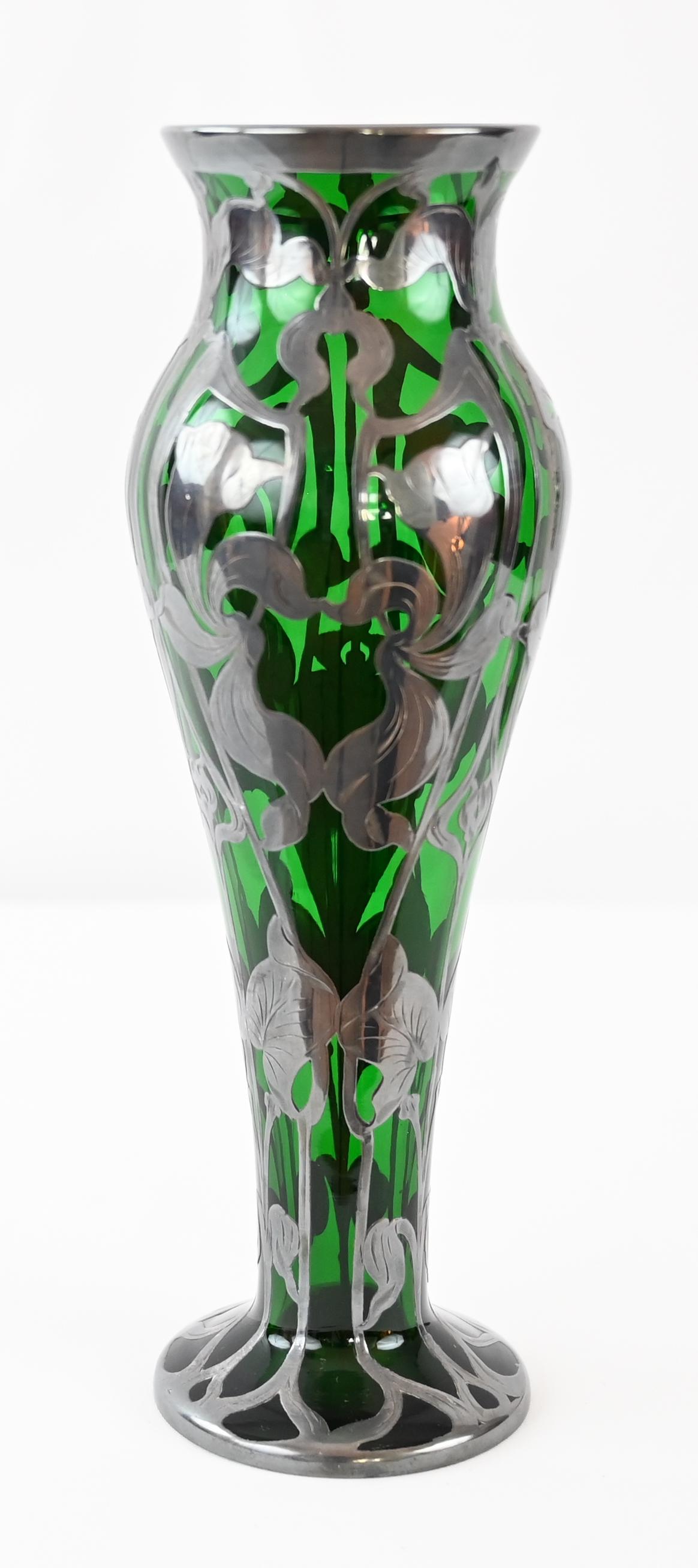 Verre Loetz Vase « Titania » en verre Art Nouveau recouvert d'argent vert en vente