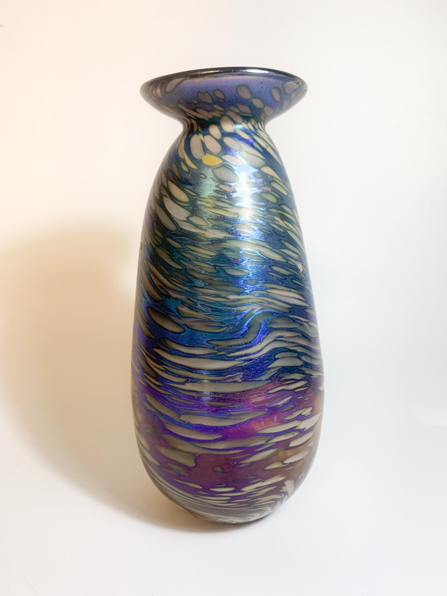 Vase aus mehrfarbig schillerndem Glas von Loetz, hergestellt in den 1940er Jahren

Ø cm 9 h cm 20

Die Produktion von Loetz-Glas begann mit Johan Loetz (1778-1848) im 18. Jahrhundert durch die Übernahme der Glashütte Klostermühle.

In der zweiten