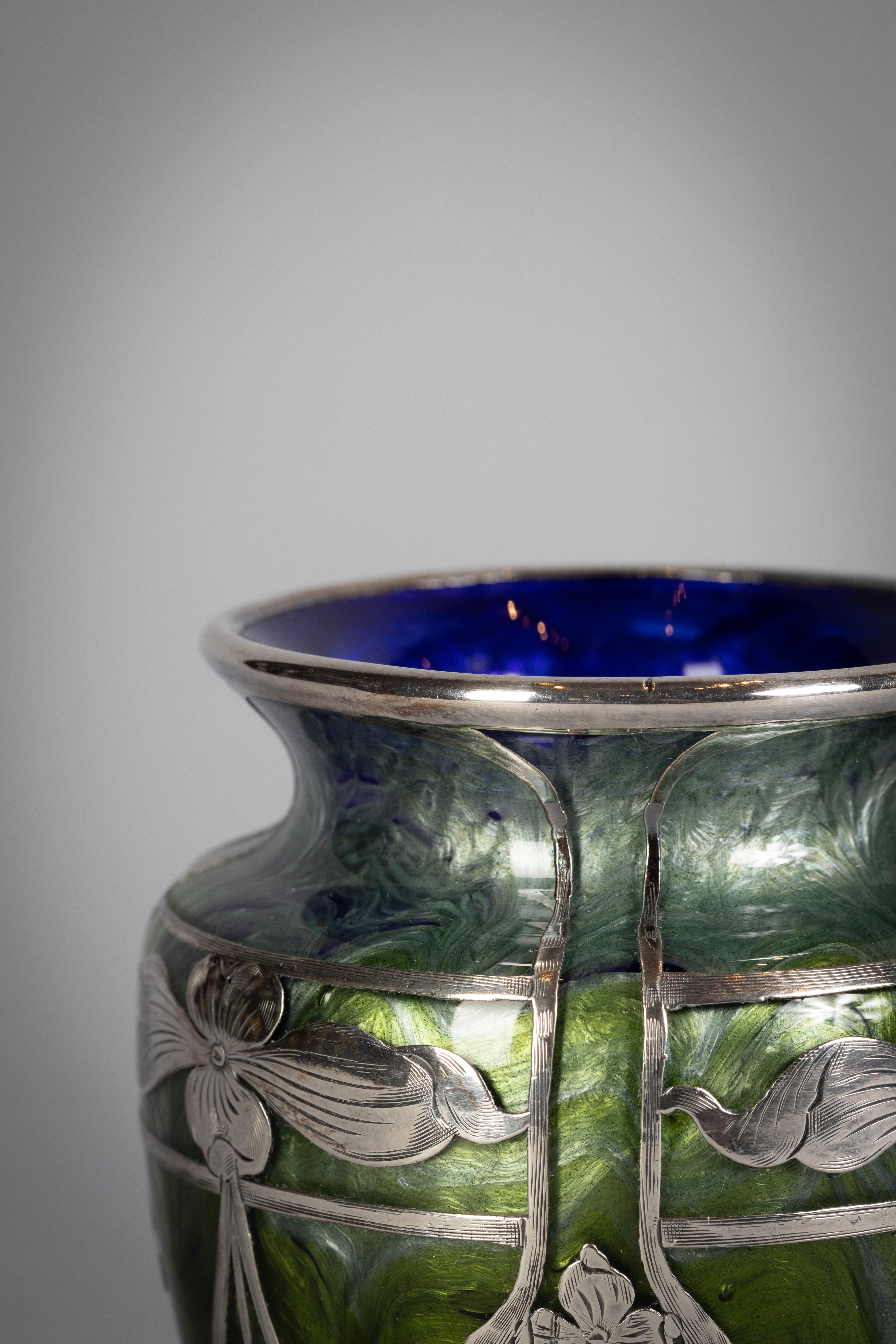 Vaso Loetz Glass con sovrapposizione di argento, circa 1900 In condizioni ottime in vendita a New York, NY