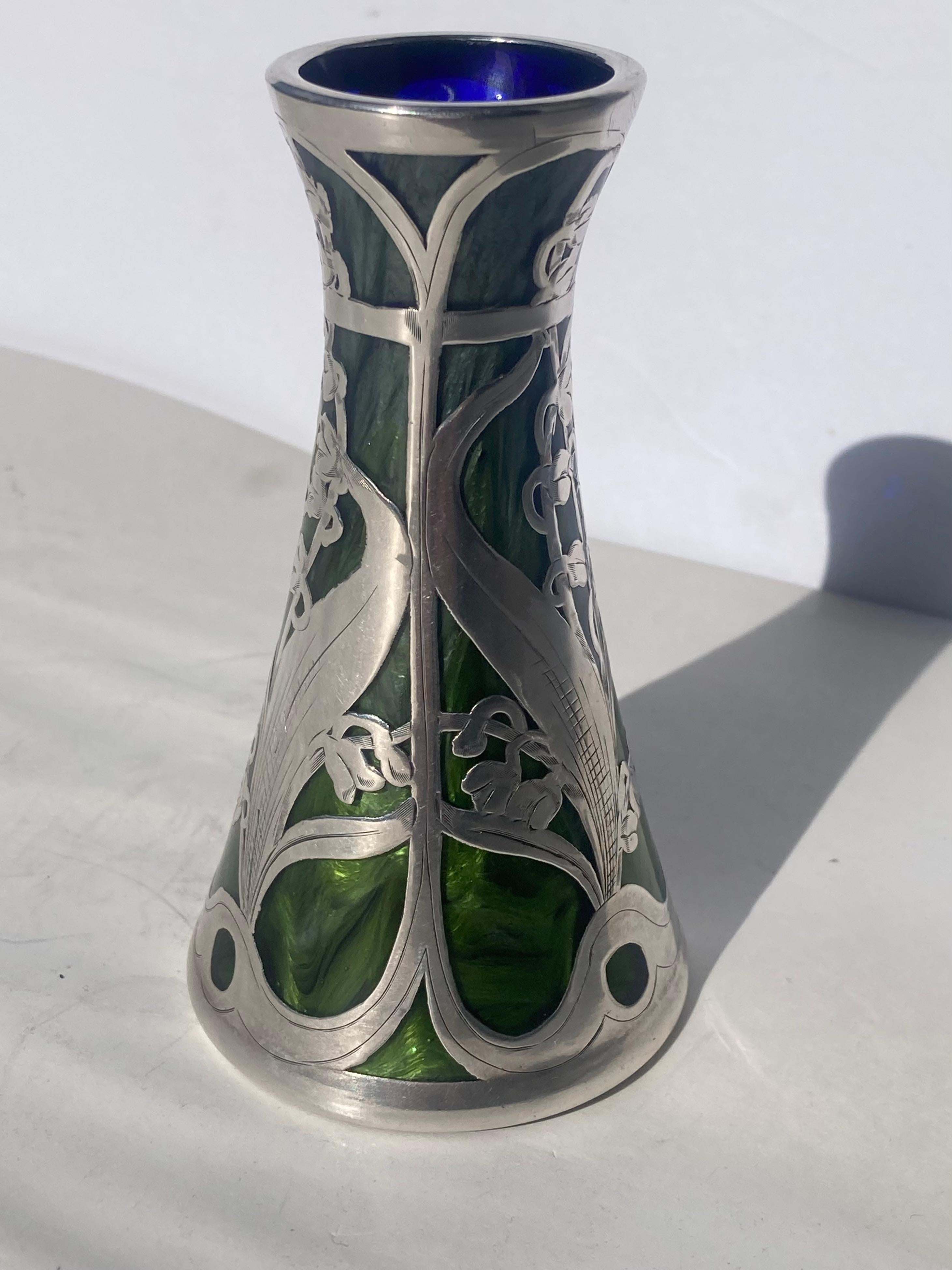 Fait main Loetz, vase Art Nouveau « Titania » recouvert d'argent vert tourbillonnant en vente