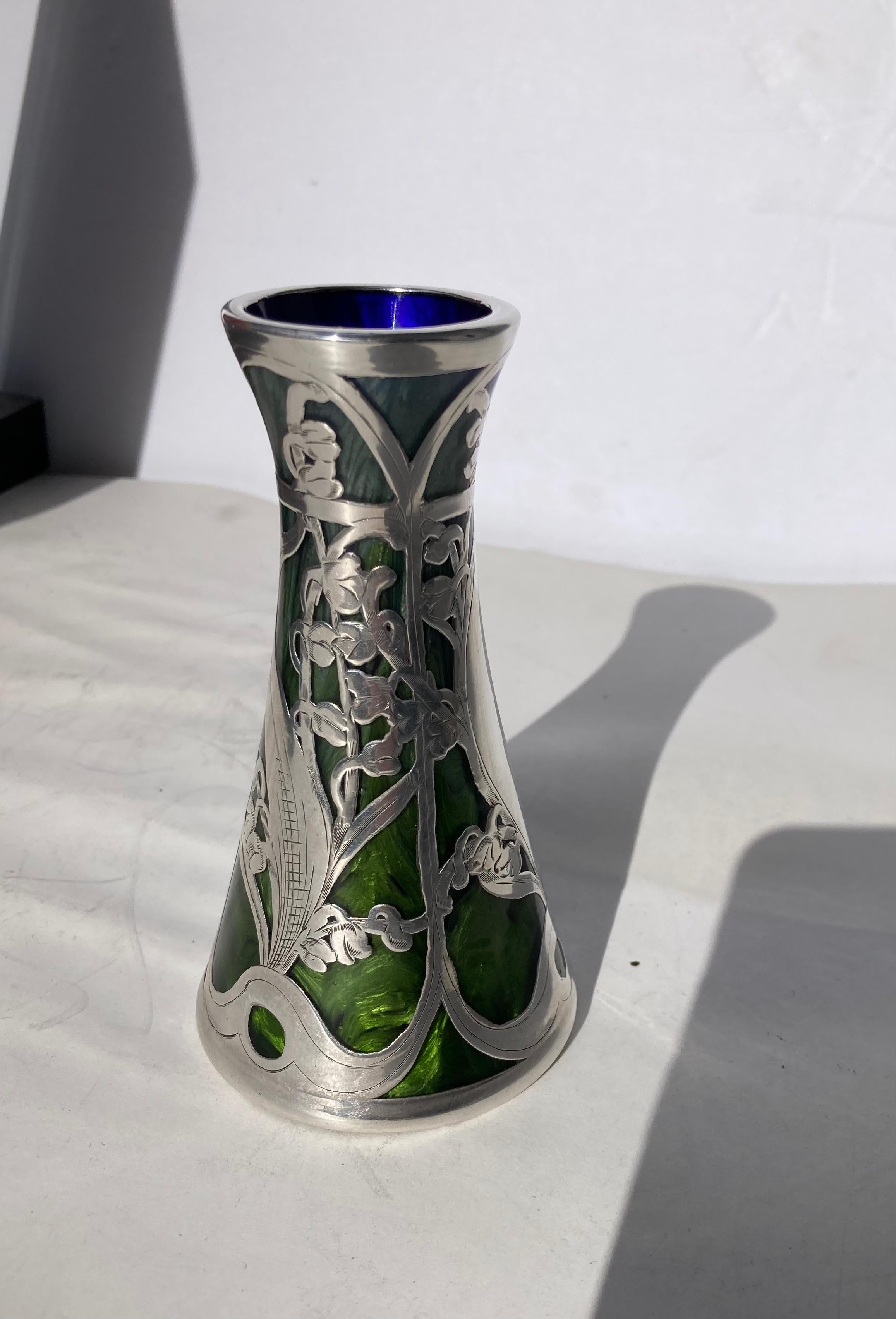 Loetz, vase Art Nouveau « Titania » recouvert d'argent vert tourbillonnant Bon état - En vente à Los Angeles, CA
