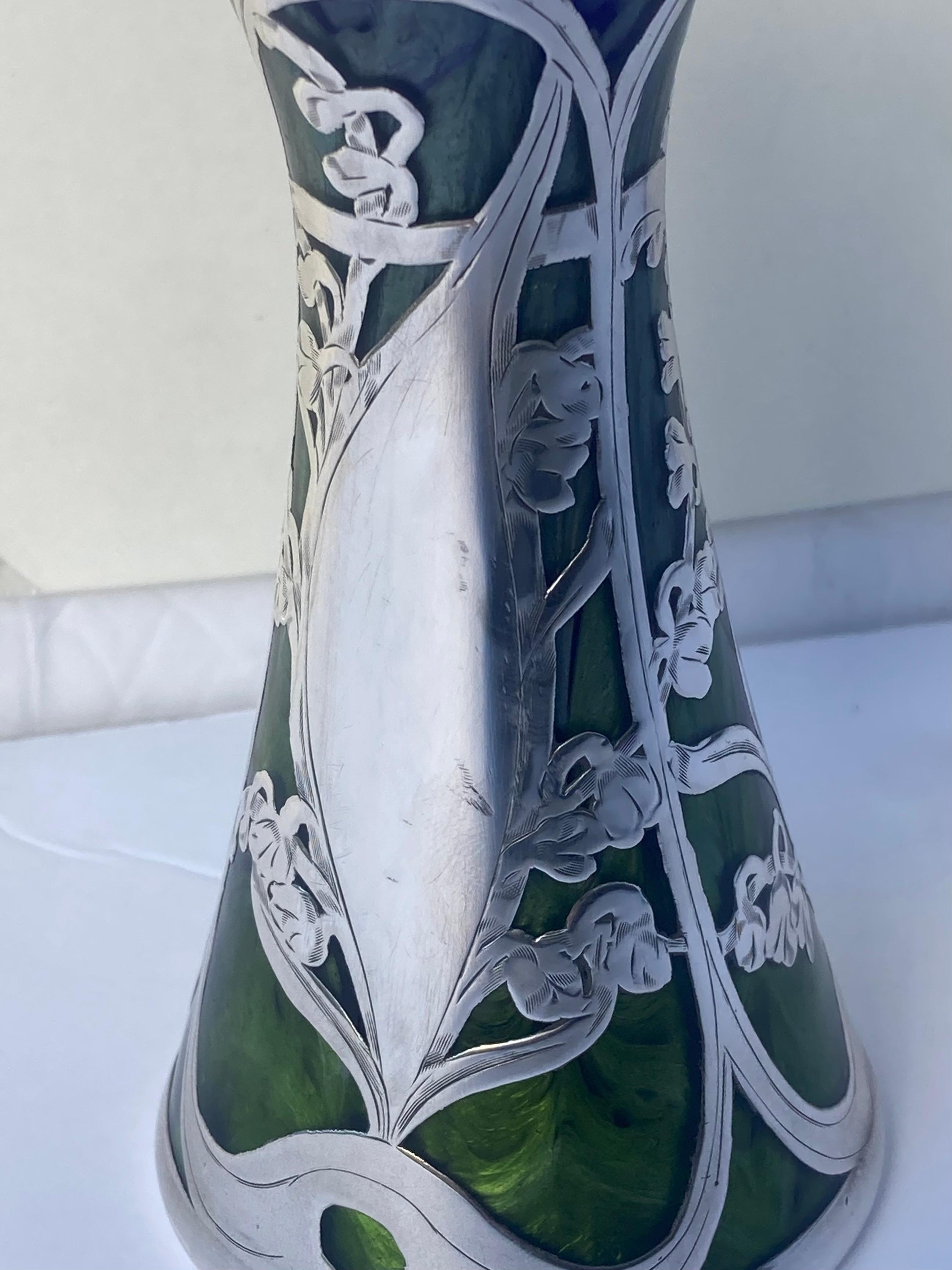 20ième siècle Loetz, vase Art Nouveau « Titania » recouvert d'argent vert tourbillonnant en vente